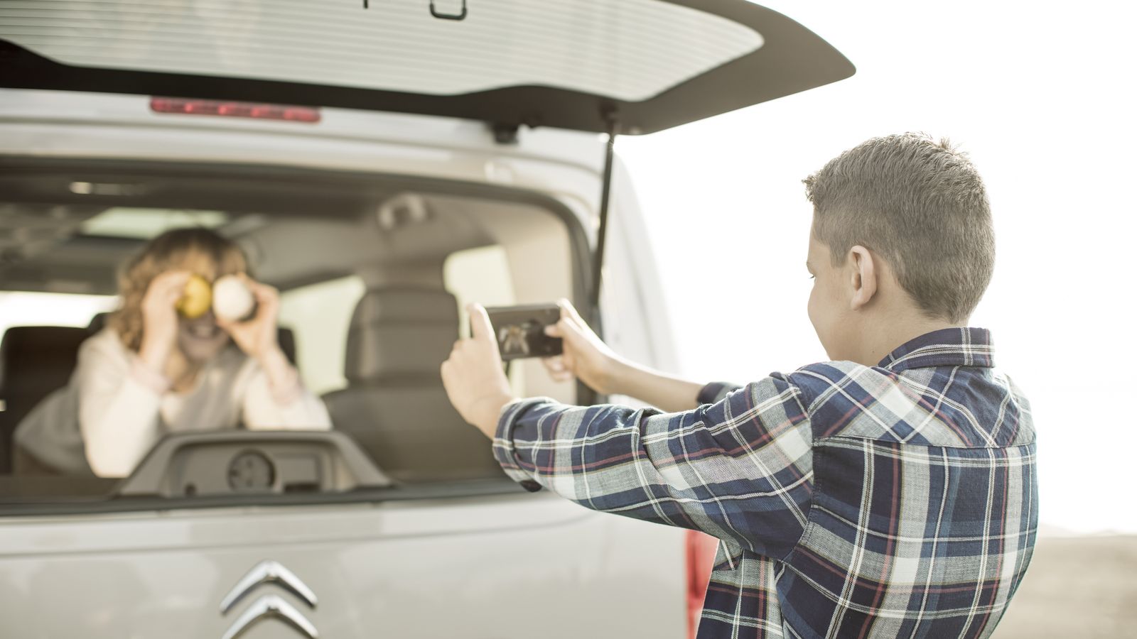 La luneta se puede abatir para dar acceso al maletero.