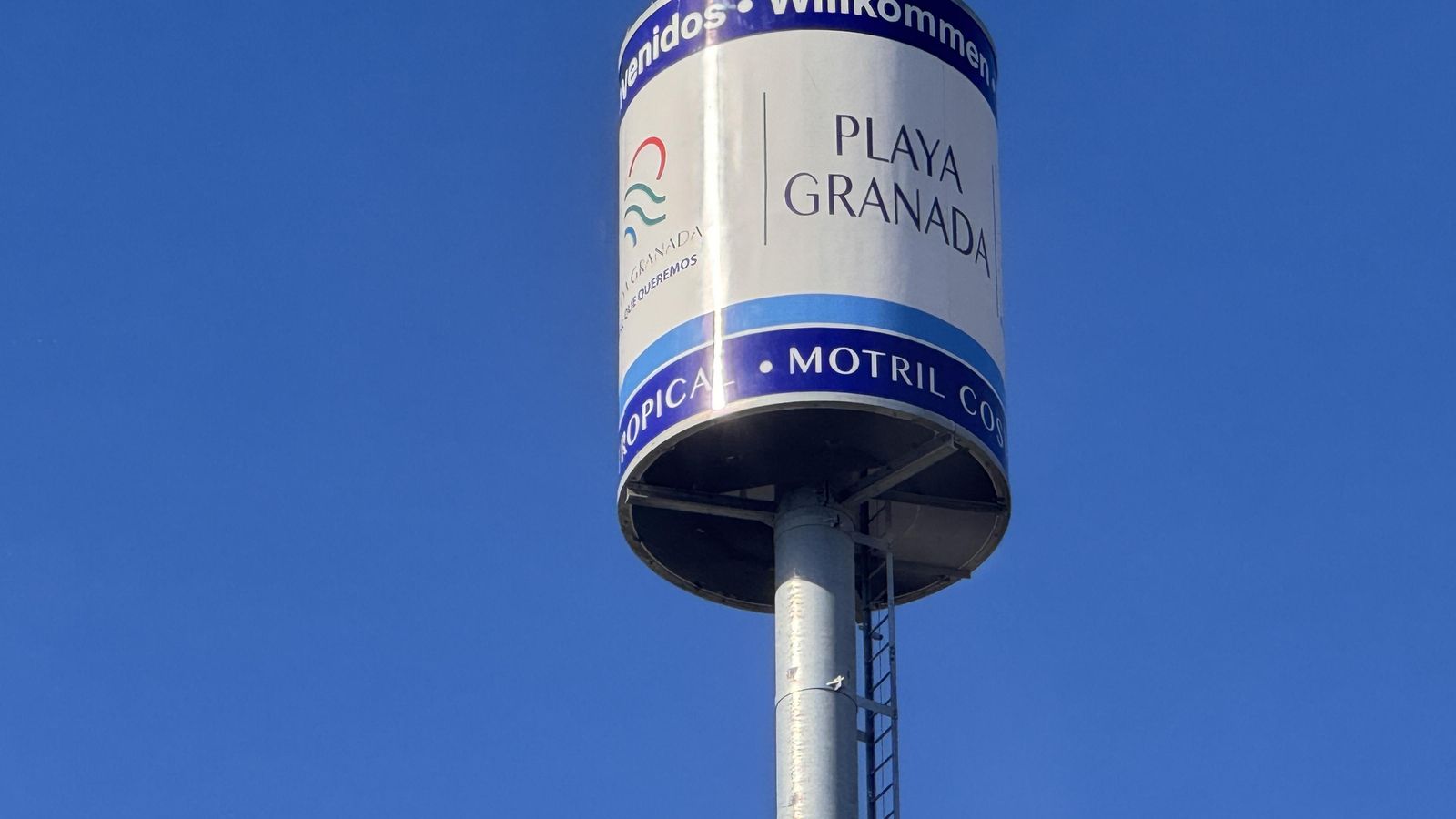 La antena es visible desde la salida de la autovía a Playa Granada