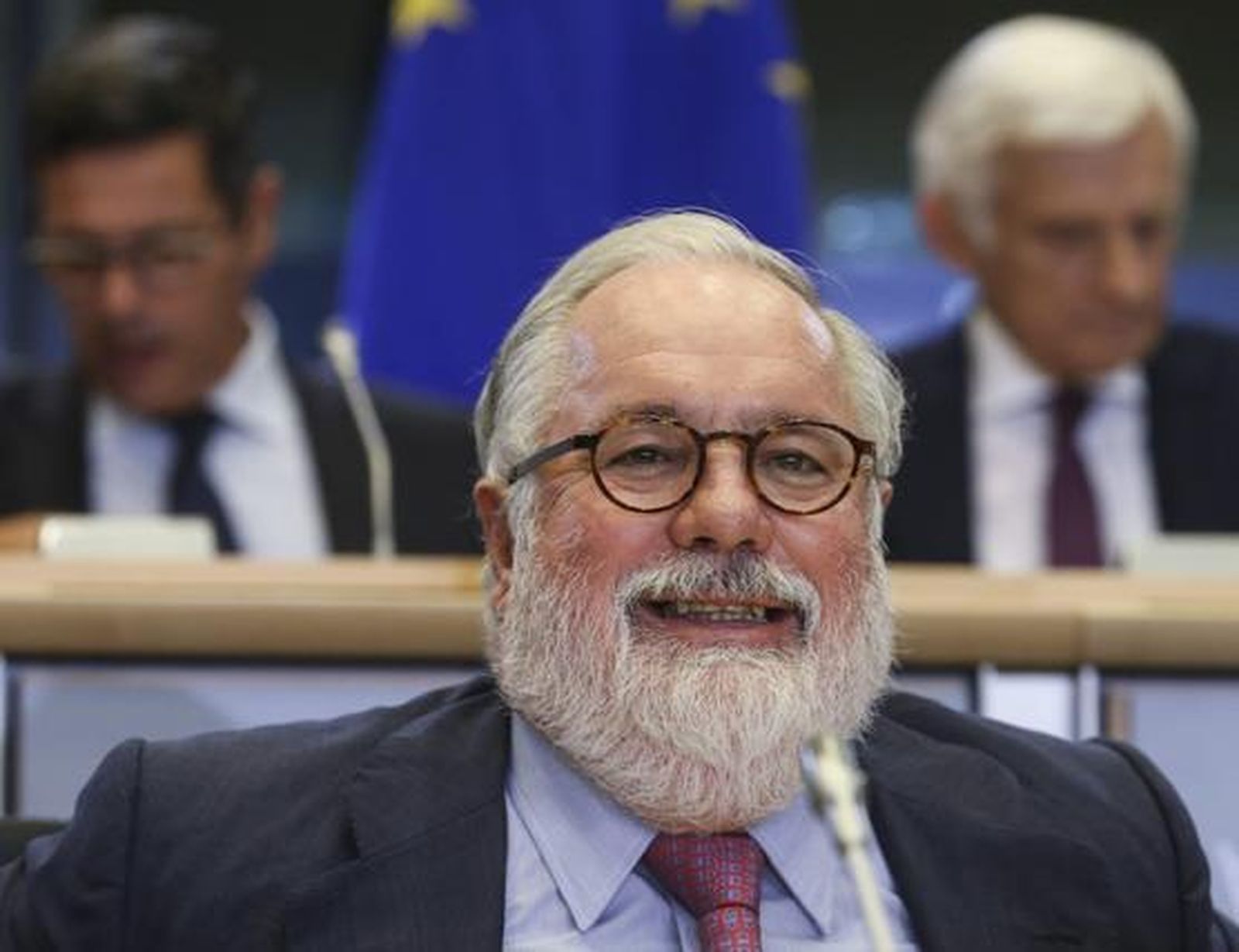 Los intereses en las petroleras y las cuentas opacas complican el examen de Cañete en Bruselas