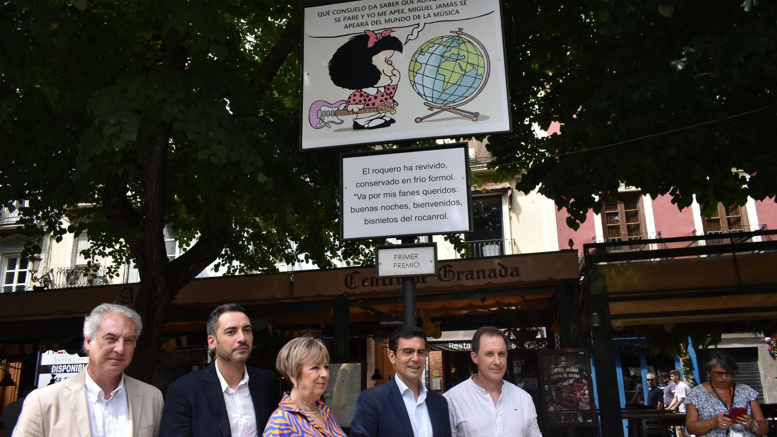 El alcalde y concejales del Ayuntamiento con el autor de la quintilla ganadora de este año.