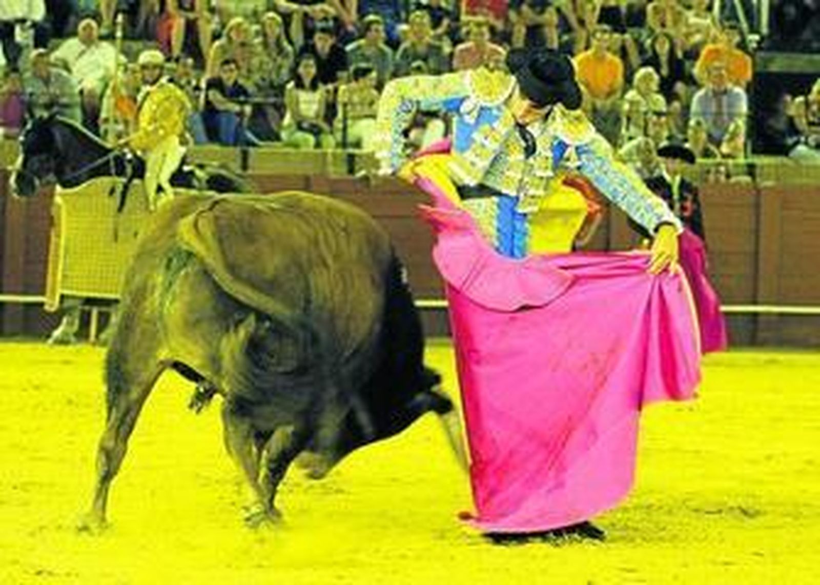 El novillero extremeño Rafael Cerro -en imagen de archivo-, en una chicuelina, triunfador de ayer en Madrid.