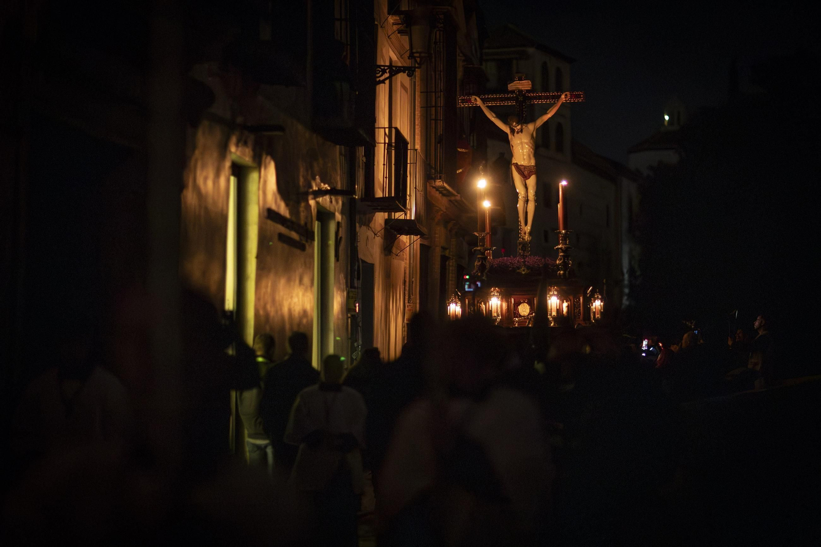 Silencio y oscuridad: las mejores fotos de la procesión del Cristo de la Misericordia de Granada