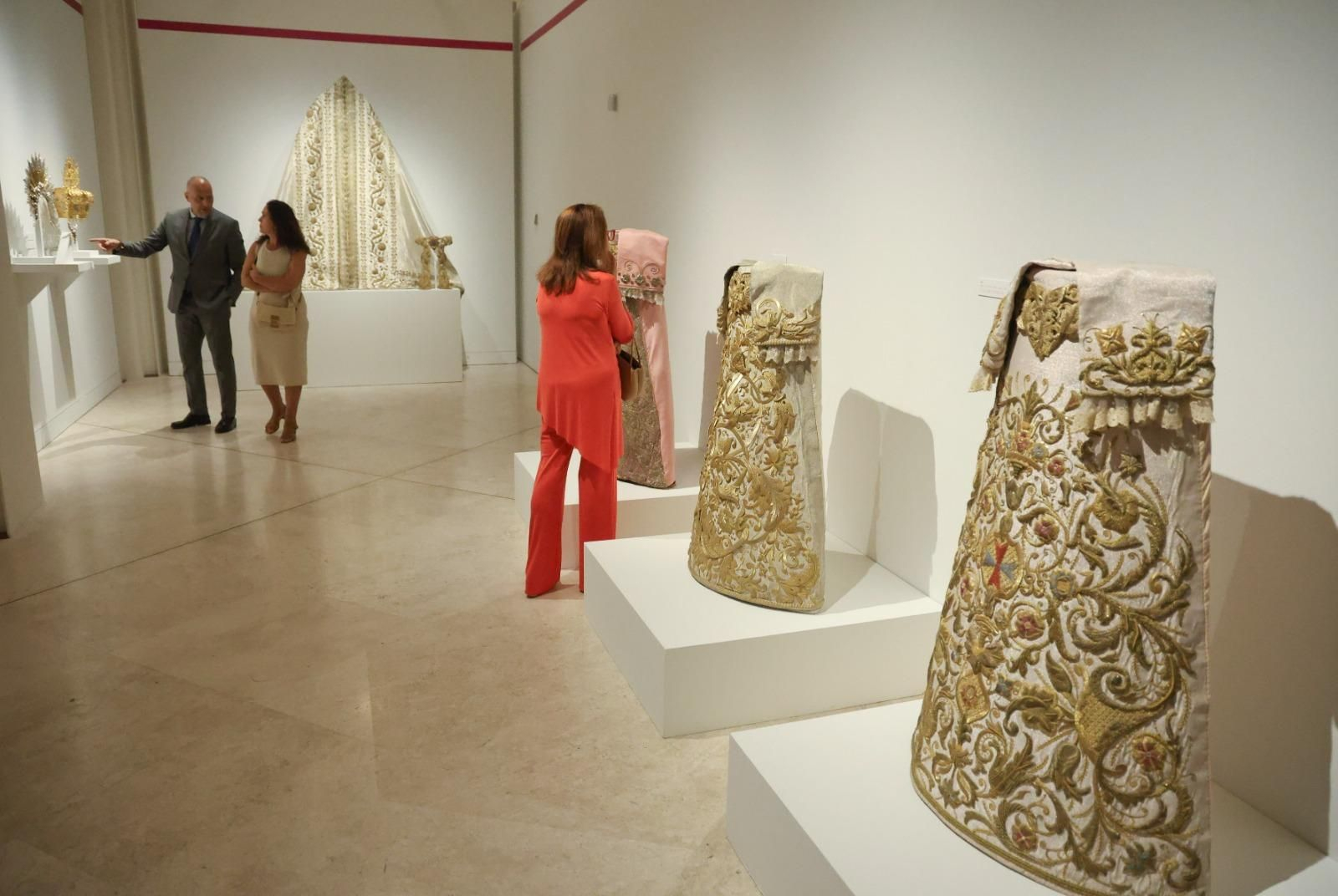 La exposición 'Vestida de Sol' del Cautivo en el Museo de Málaga, en imágenes