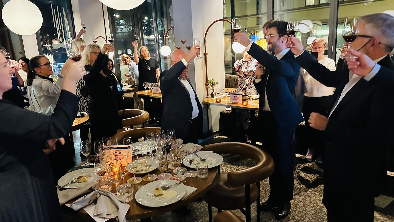 Asistentes a la jornada gastronómica en Helsinki con vinos de Jerez y atún salvaje