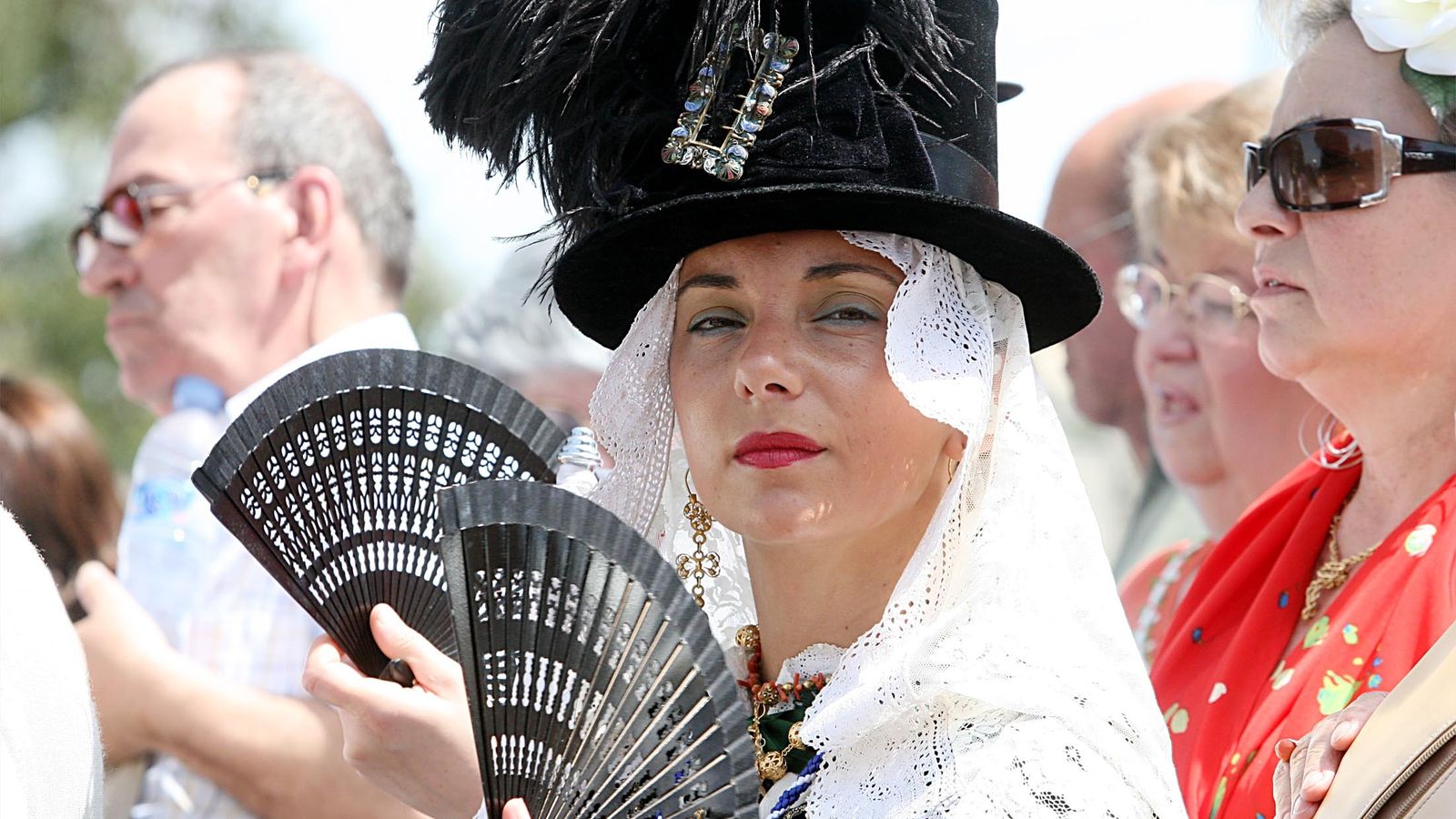 Mujer con el traje de gabacha durante la romería Virgen de la Peña