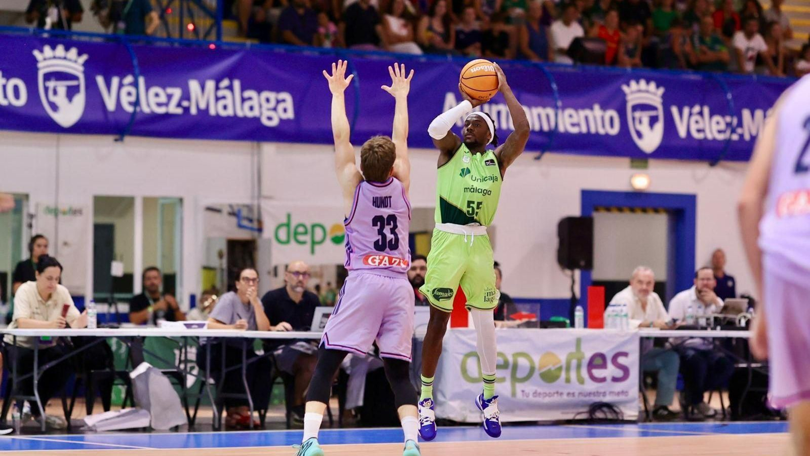 Kendrick Perry lanzando a canasta.