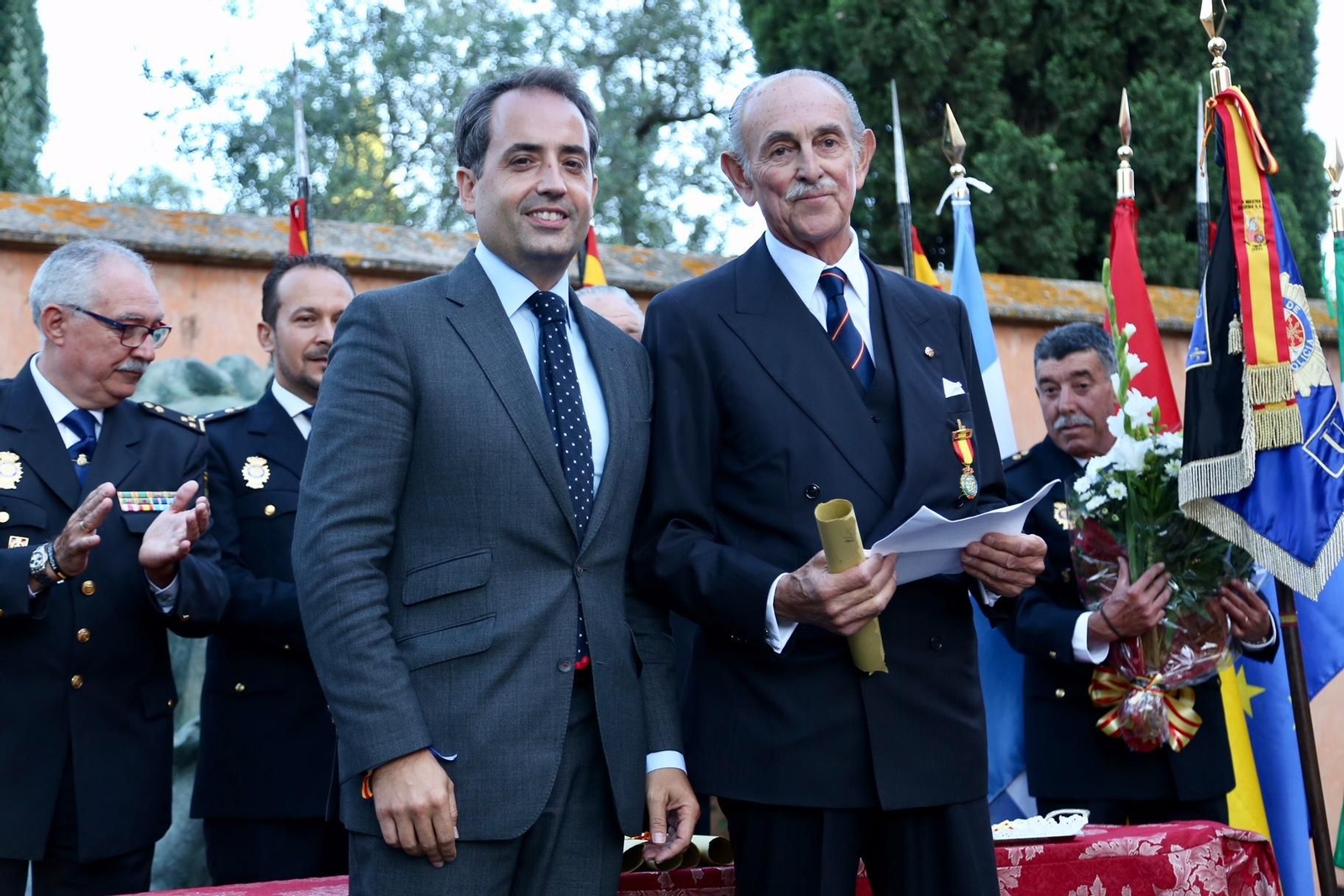 Felipe Morenés de Giles (d), en la recogida de un premio, junto a Antonio Saldaña.
