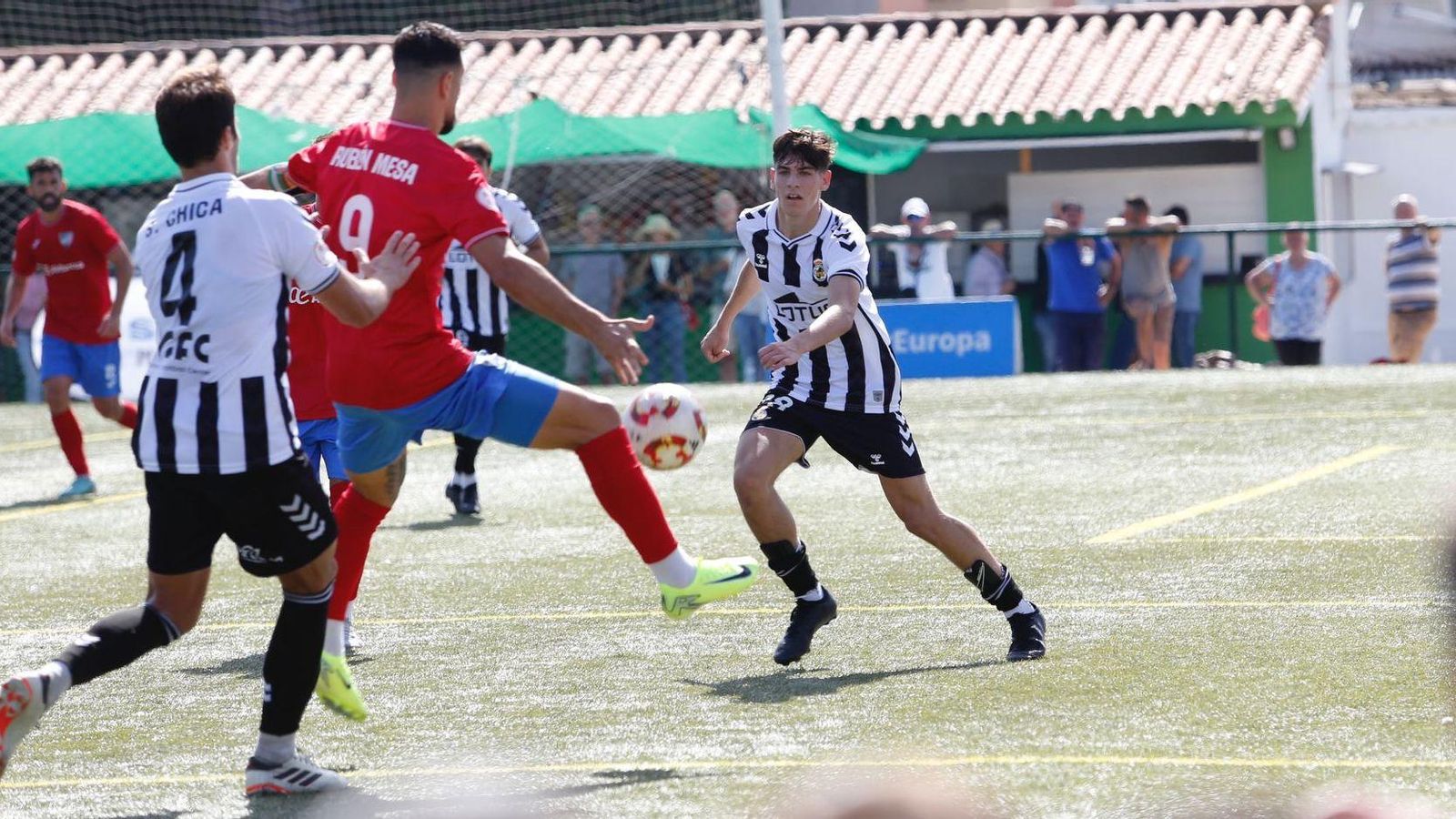 El sanroqueño Jose Aguilera, en sus primeros minutos como jugador de la Balona