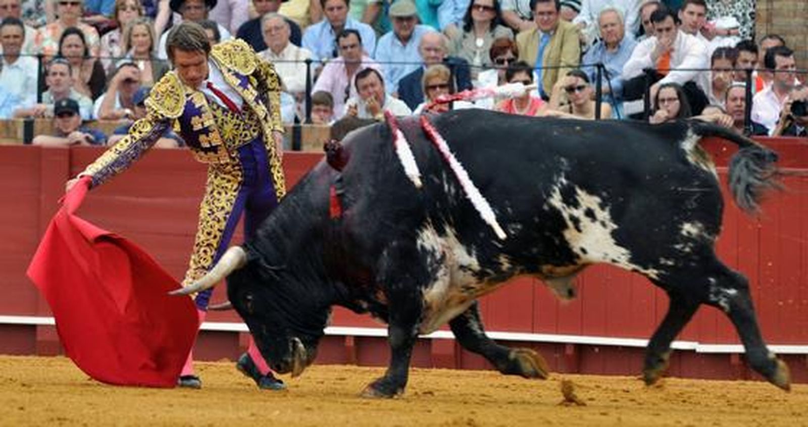 El Fandi rozó el triunfo ante Manuel Díaz 'El Cordobés' y Francisco Rivera Ordóñez. Discreta corrida en la que se torearon astados de la ganadería de Torrestrella. 

Foto: Manuel Gómez