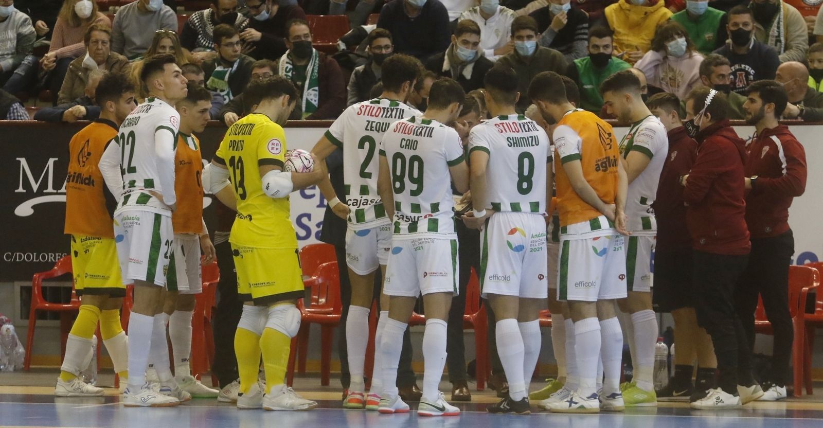 Josan González da indicaciones a sus jugadores durante un tiempo muerto.