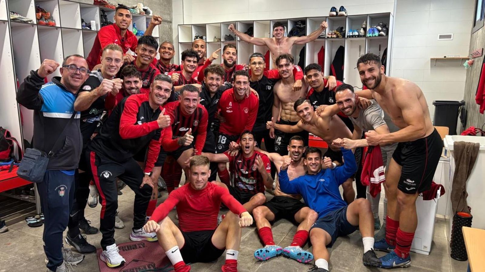 Los jugadores del Atlético Pulpileño celebran en su vestuario una victoria de este curso.