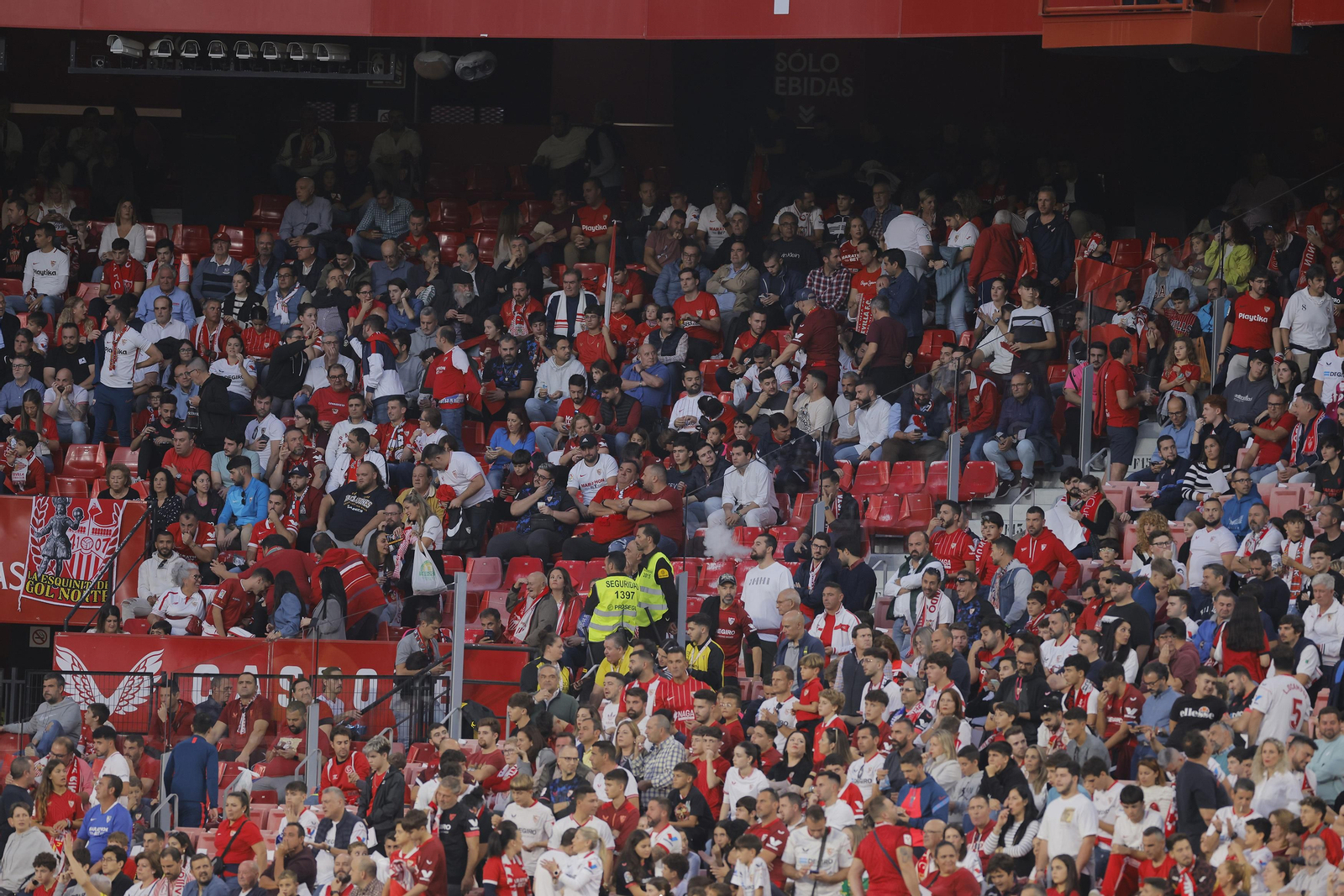 Búscate en las fotos del Sevilla-Betis