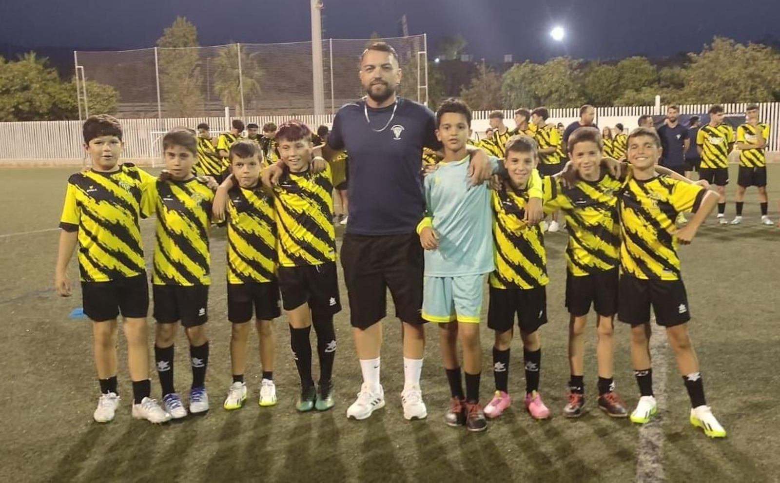 Los jugadores alevines del Viator y su técnico durante la presentación de las bases del club.