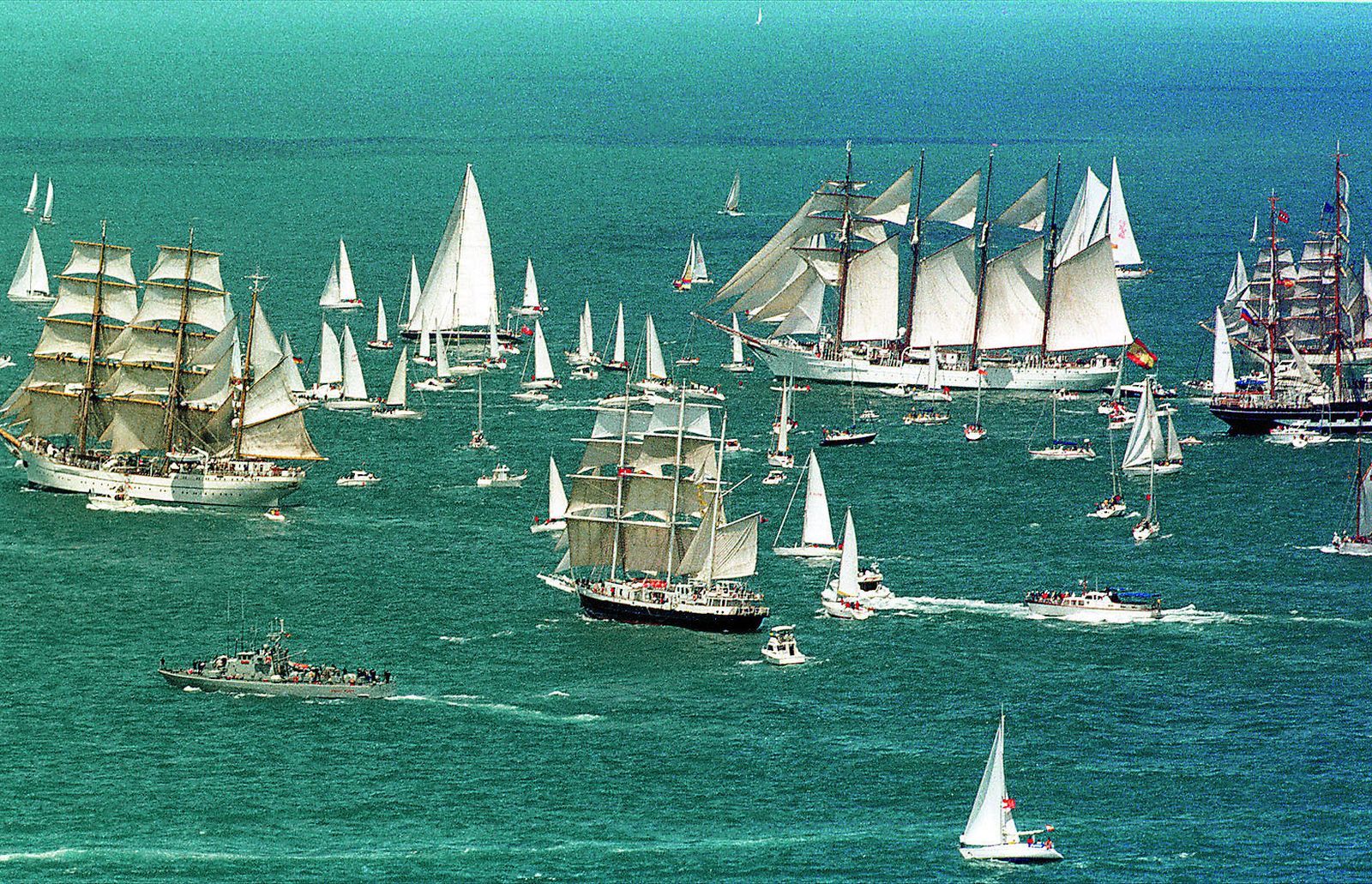 Veleros en el puerto gaditano con motivo de la Gran Regata 2000.