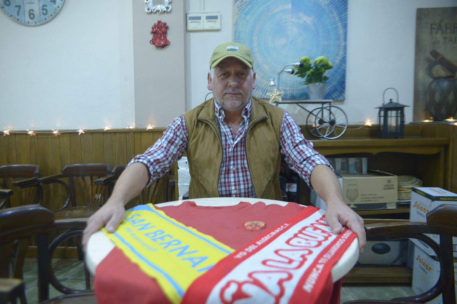 Biri, con la camiseta de España y las bufandas del Algeciras y el San Bernardo.