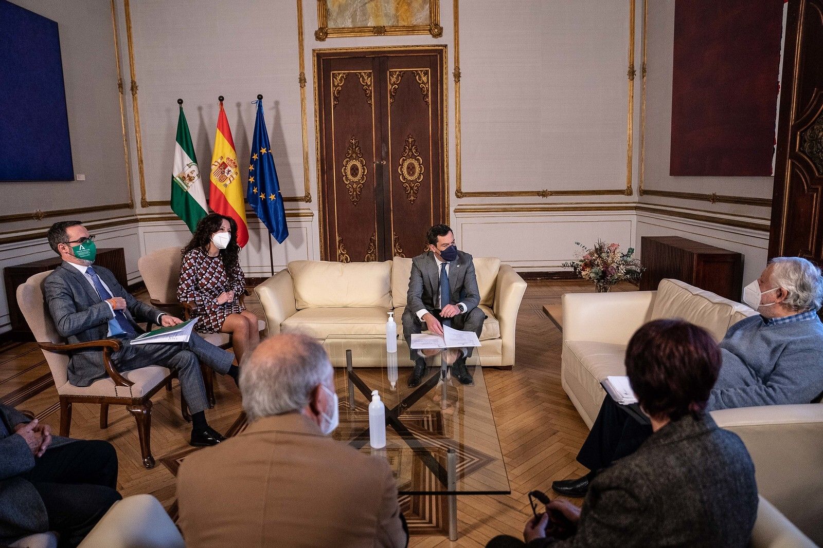 El presidente de la Junta de Andalucía, Juanma Moreno, y la consejera de Igualdad, Rocío Ruiz, en el encuentro de este martes con el presidente de la FOAM, Martín Durán.