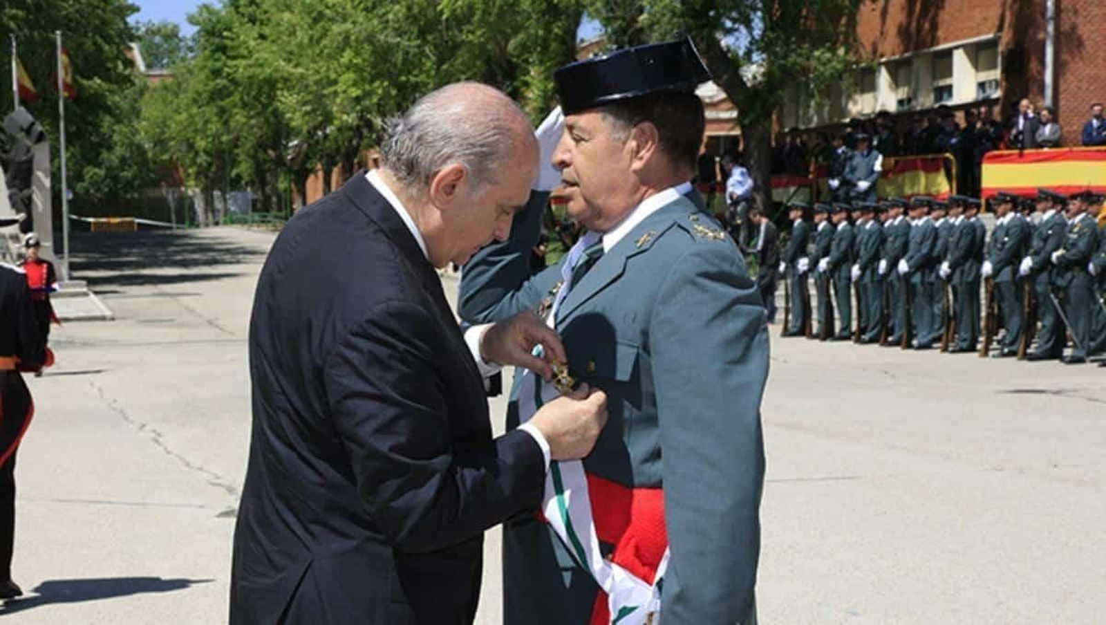 Vázquez Jarava recibe la Gran Cruz de la Orden del Mérito de la Guardia Civil en 2014. Vázquez Jarava recibe la Gran Cruz de la Orden del Mérito de la Guardia Civil en 2014.