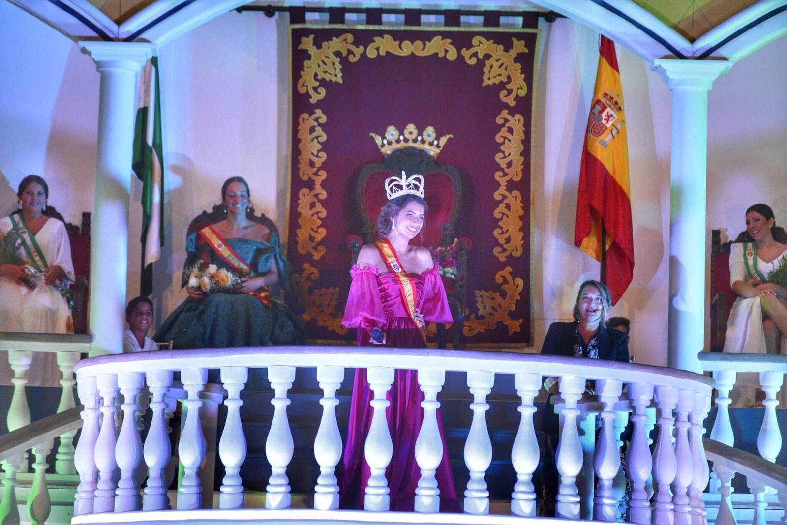 La reina juvenil, Ana Calzada, sonríe tras ser coronada.