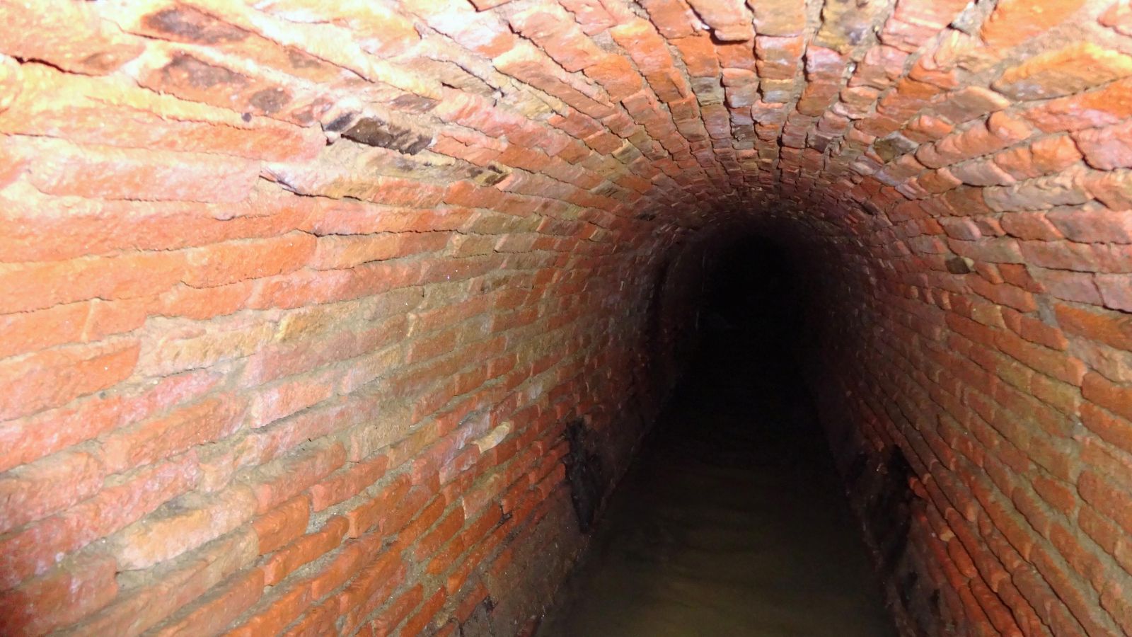 Interior de la cloaca bajo la calle Sancho IV el Bravo (La Calzada). Vista hacia la iglesia de San Mateo