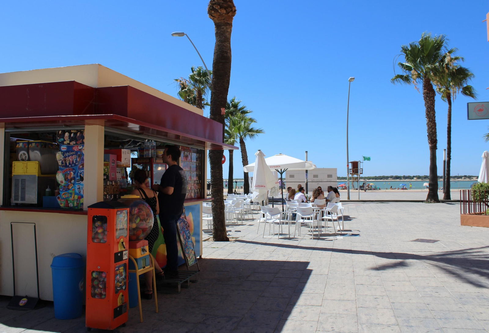 Kiosco en el paseo marítimo de Sanlúcar.