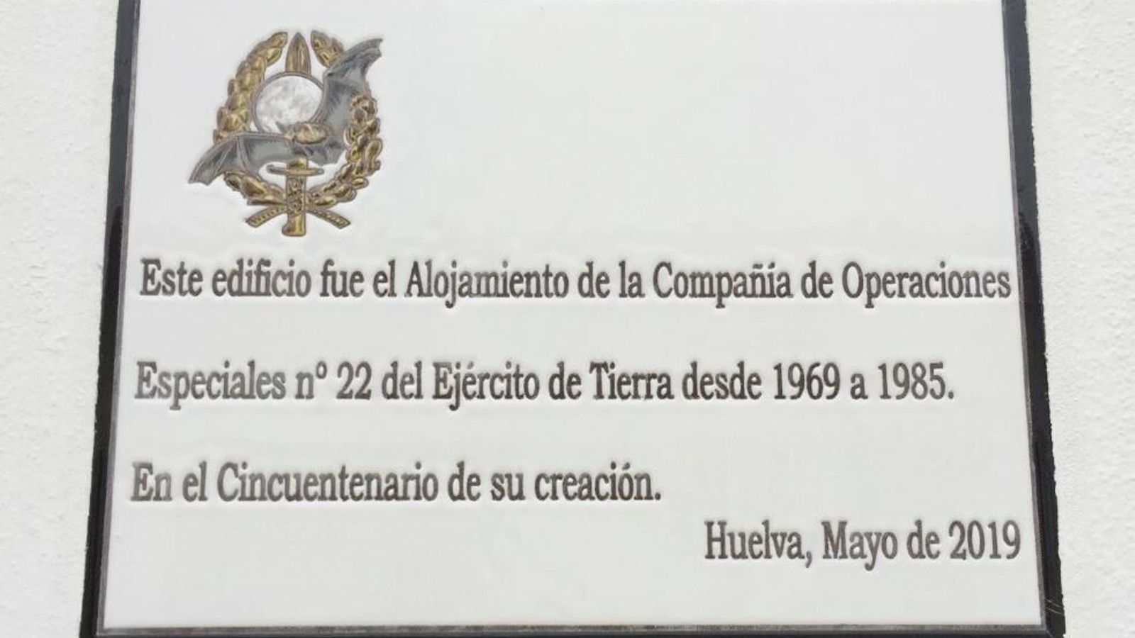 Placa conmemorativa en los pabellones de la Facultad de Humanidades.