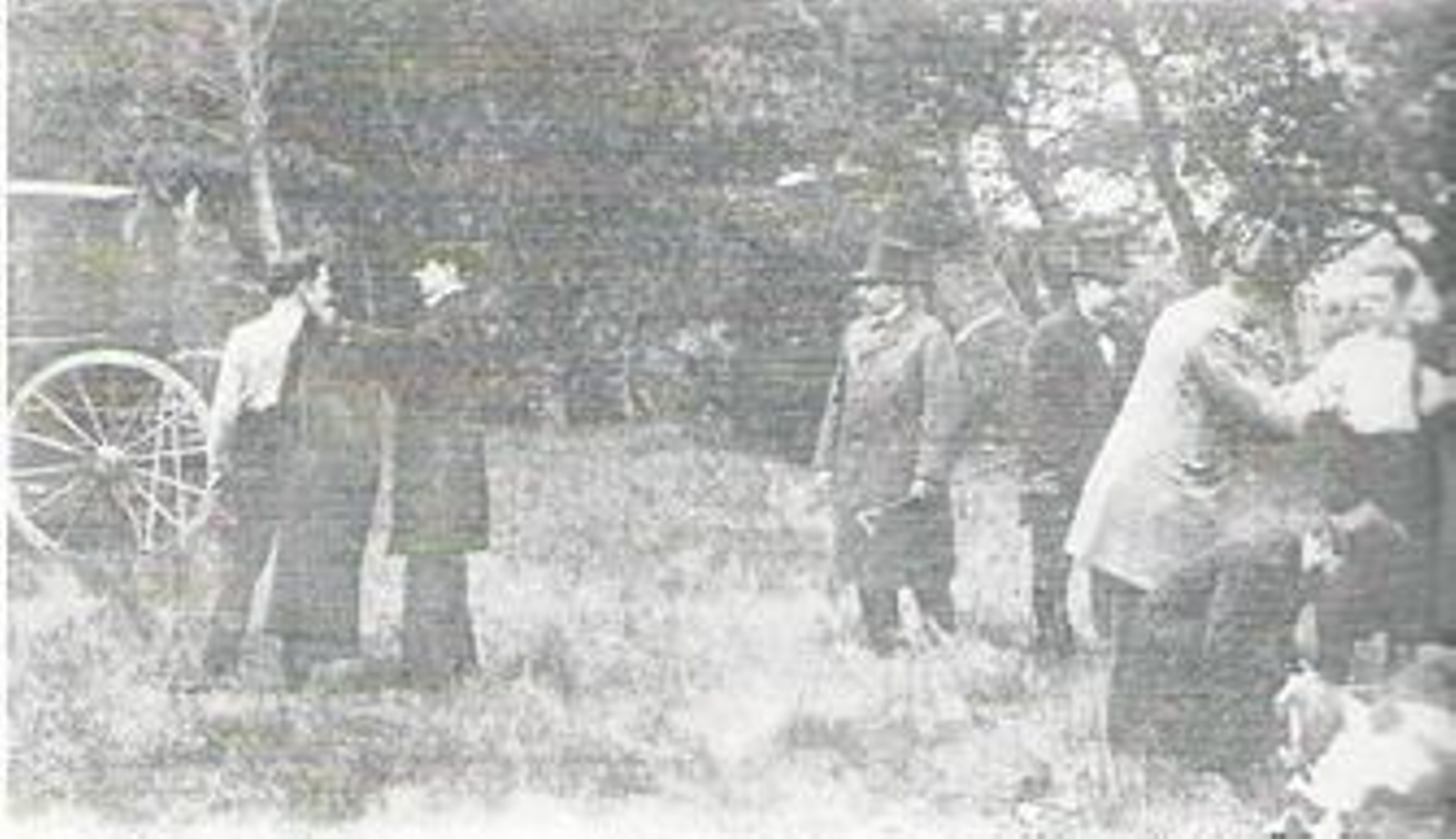 1. Grupo de ciclistas con el presidente Mesa de León en el centro de la imagen. 2. Imagen del periodista granadino Juan Pedro Mesa de León. 3. Duelo a pistola contra Joaquín Dicenta. 4. El conocido periodista granadino fue director del Noticiero Granadino, además de otras publicaciones como La Publicidad o la Gaceta del Sur entre los años 1915 al 25. /Rpo. Gráfico: José Luis Delgado