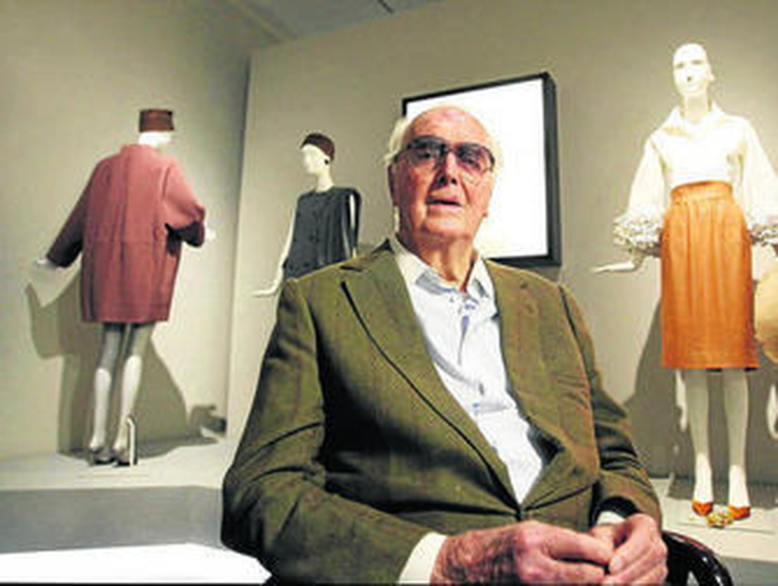 El diseñador Hubert de Givenchy ha sido el encargado de seleccionar las puestas expuestas.