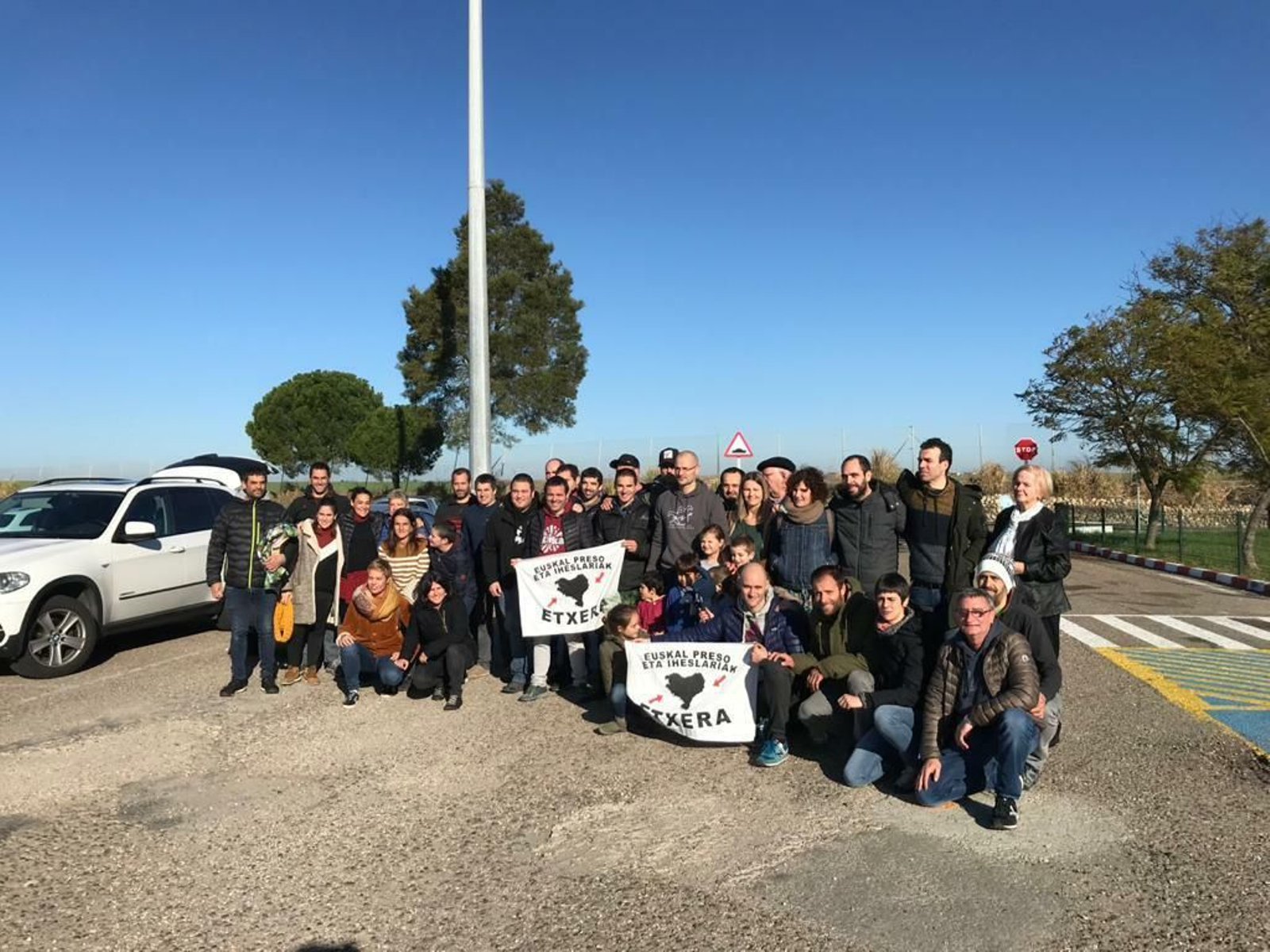 El preso de ETA fue recibido por familiares y amigos a la salida del centro penitenciario.