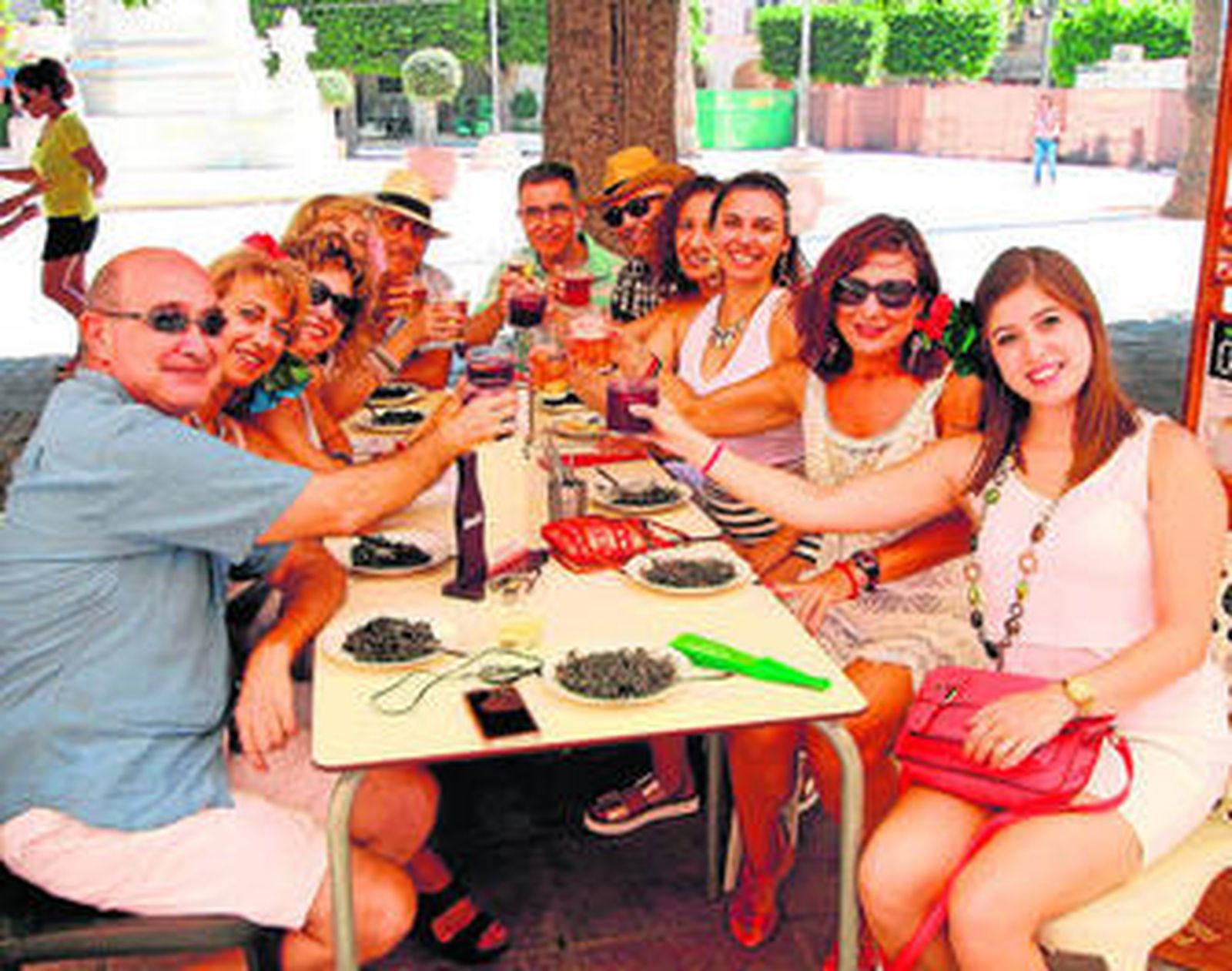 La pandilla de toda la vida. Inma y Mari Carmen han juntado a todos los amigos y han pasado un  agradable rato de fiesta en La Tahona.El buen tapeo prima a la hora de elegir el sitio de quedada.