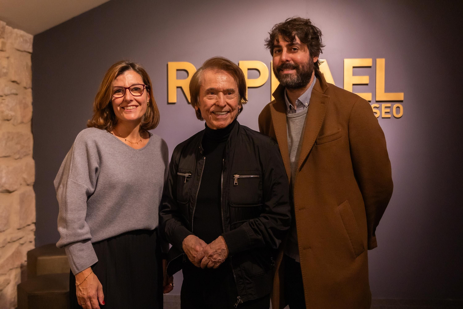 Raphael visita el museo en su honor de Linares tras la cesión trajes y su espectacular coche Lincoln