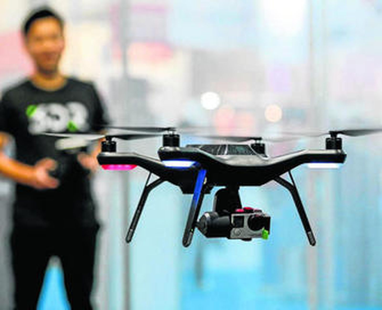 Un dron preparado para tomar fotografías y filmaciones desde el aire.