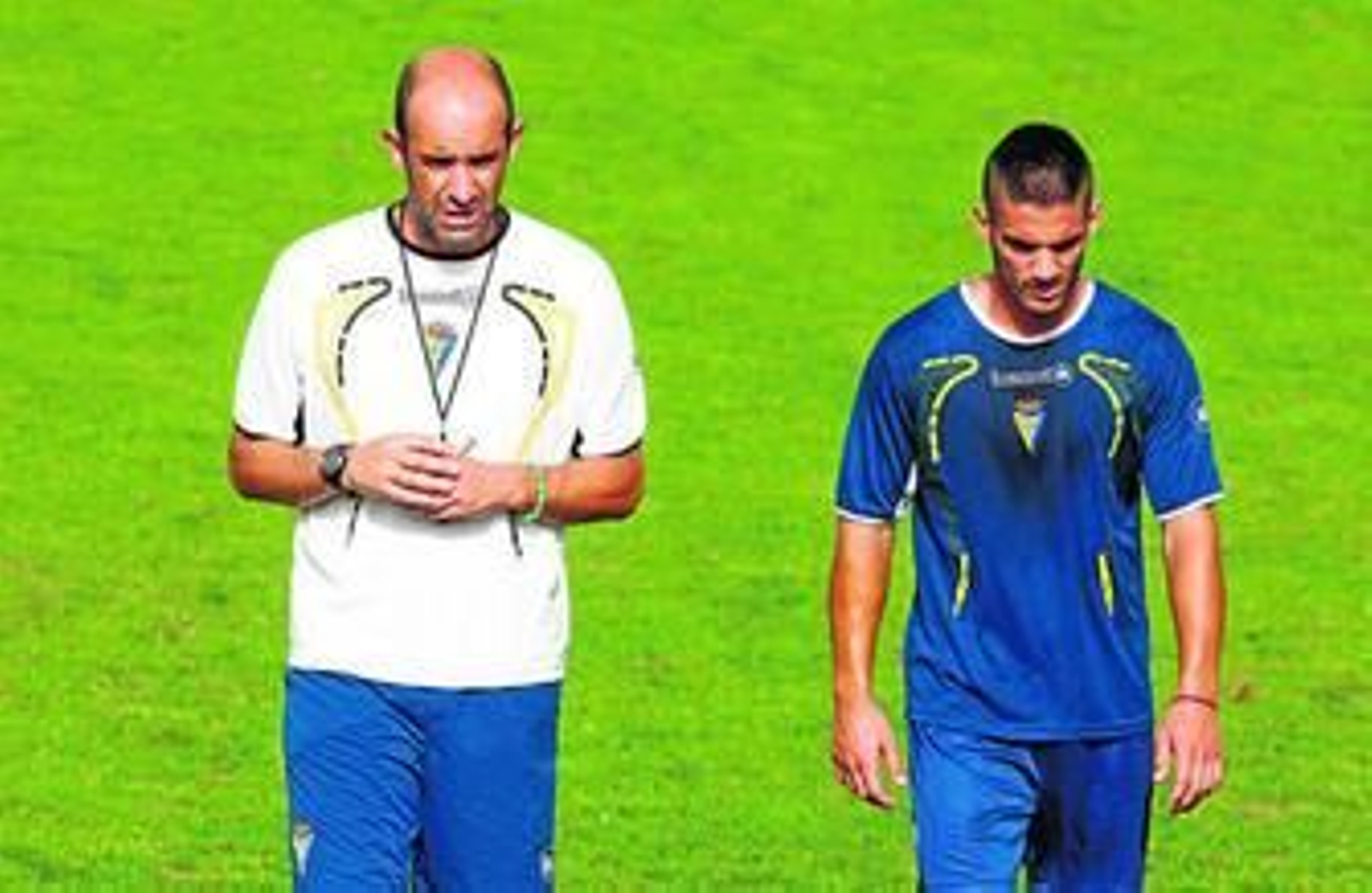 Francis (d), conversando con Alberto Monteagudo.