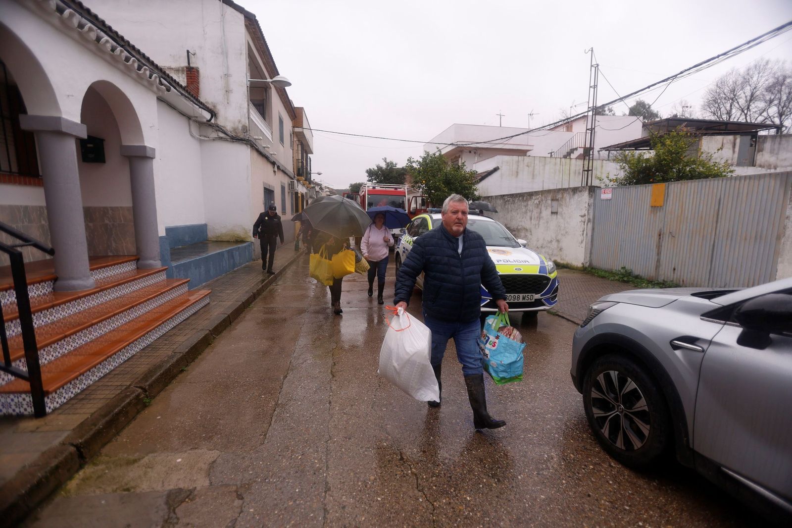 Los vecinos de Alcolea y de las parcelas de Guadalvalle siguen desalojando sus casas, en imágenes