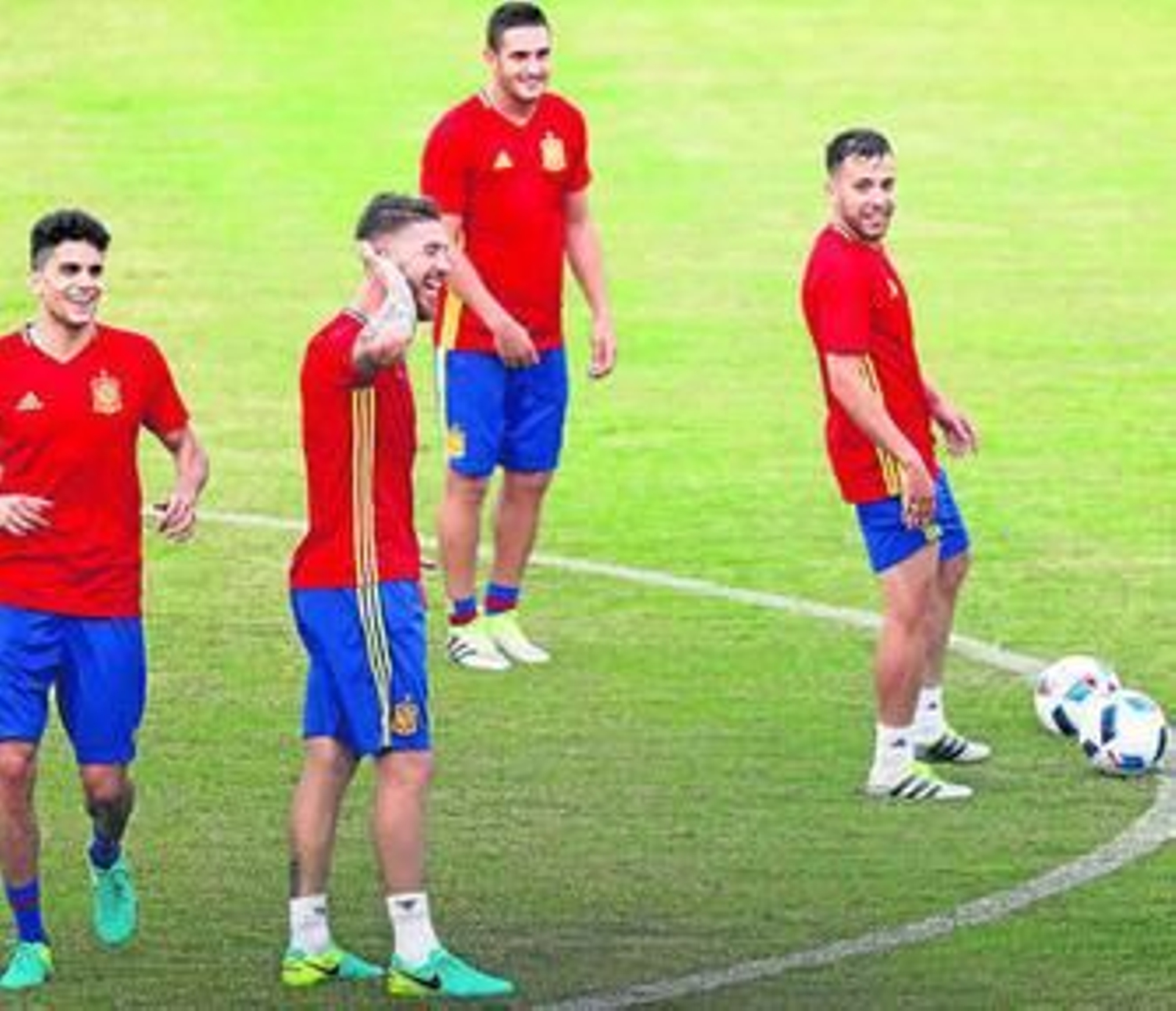 Sergio Ramos bromea con Bartra, Koke y Jordi Alba durante un entrenamiento con las selección.
