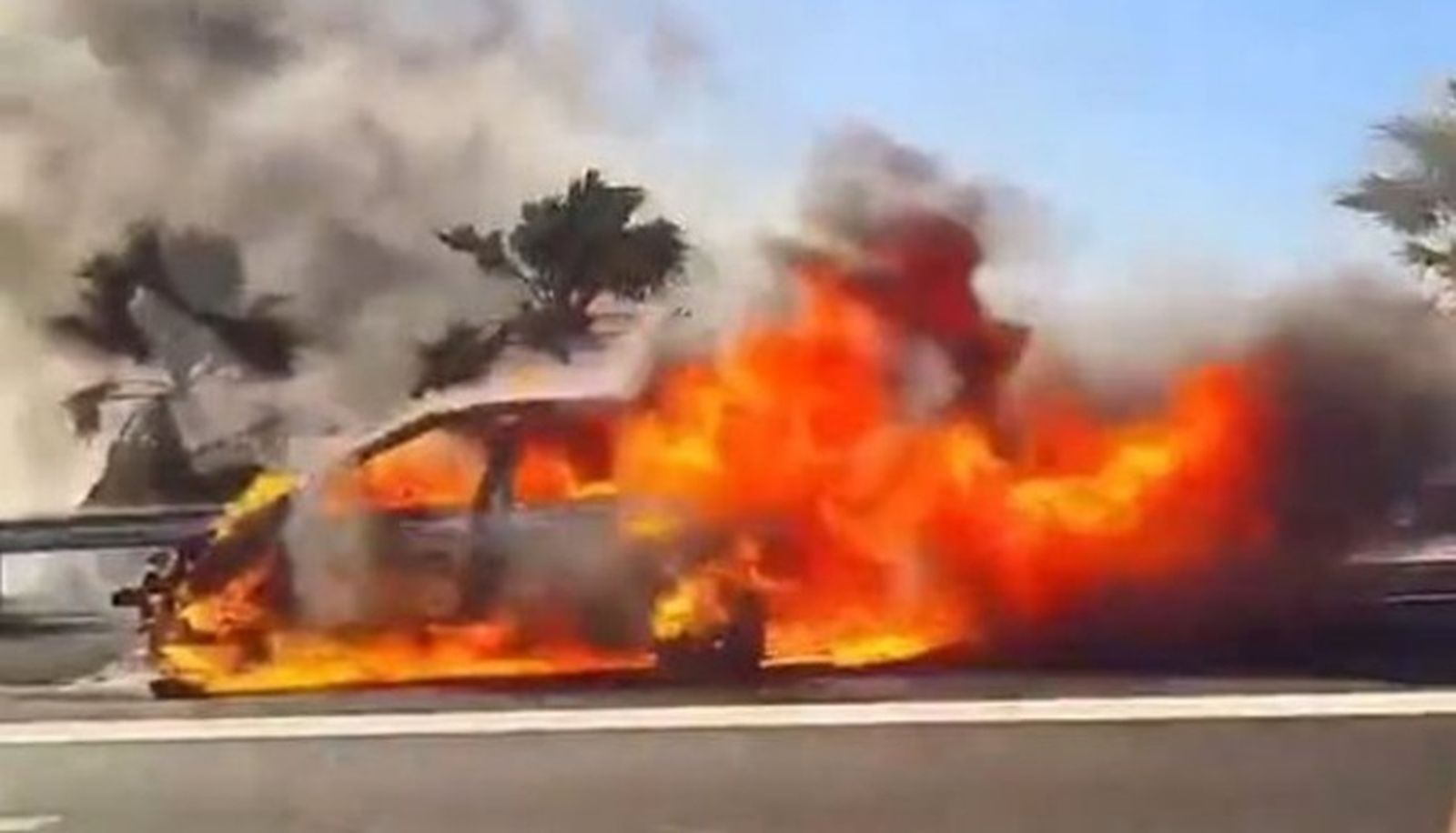 Un coche ardiendo en la AP-7 provoca un incendio en Benalmádena