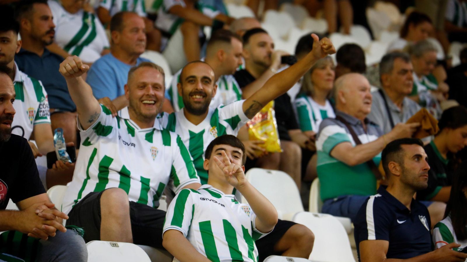 Búscate en las gradas del Arcángel en el Córdoba - Málaga CF