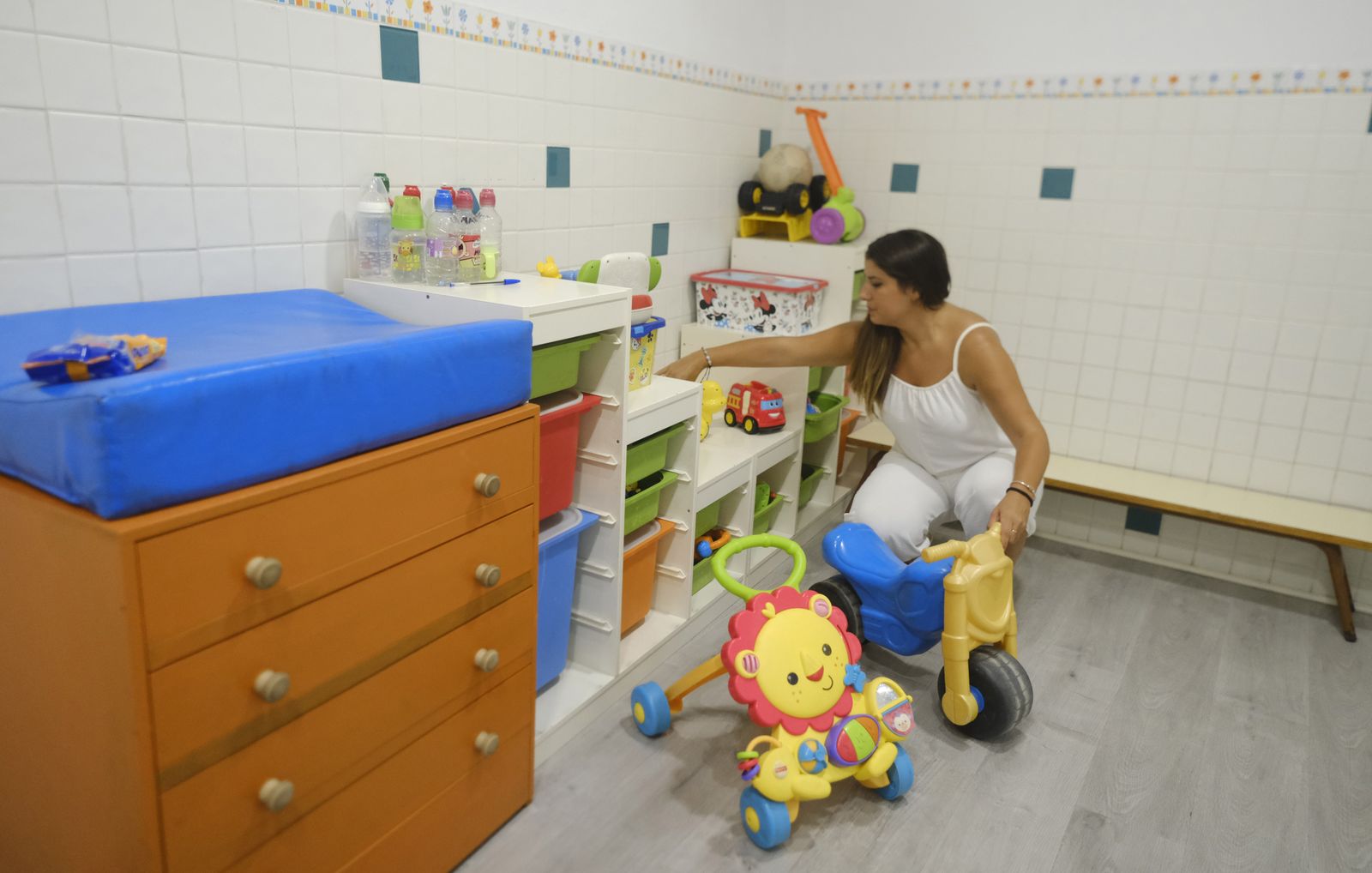 La subdirectora de la Escuela Infantil La Alegría, Victoria Melero, en una de las aulas del centro.