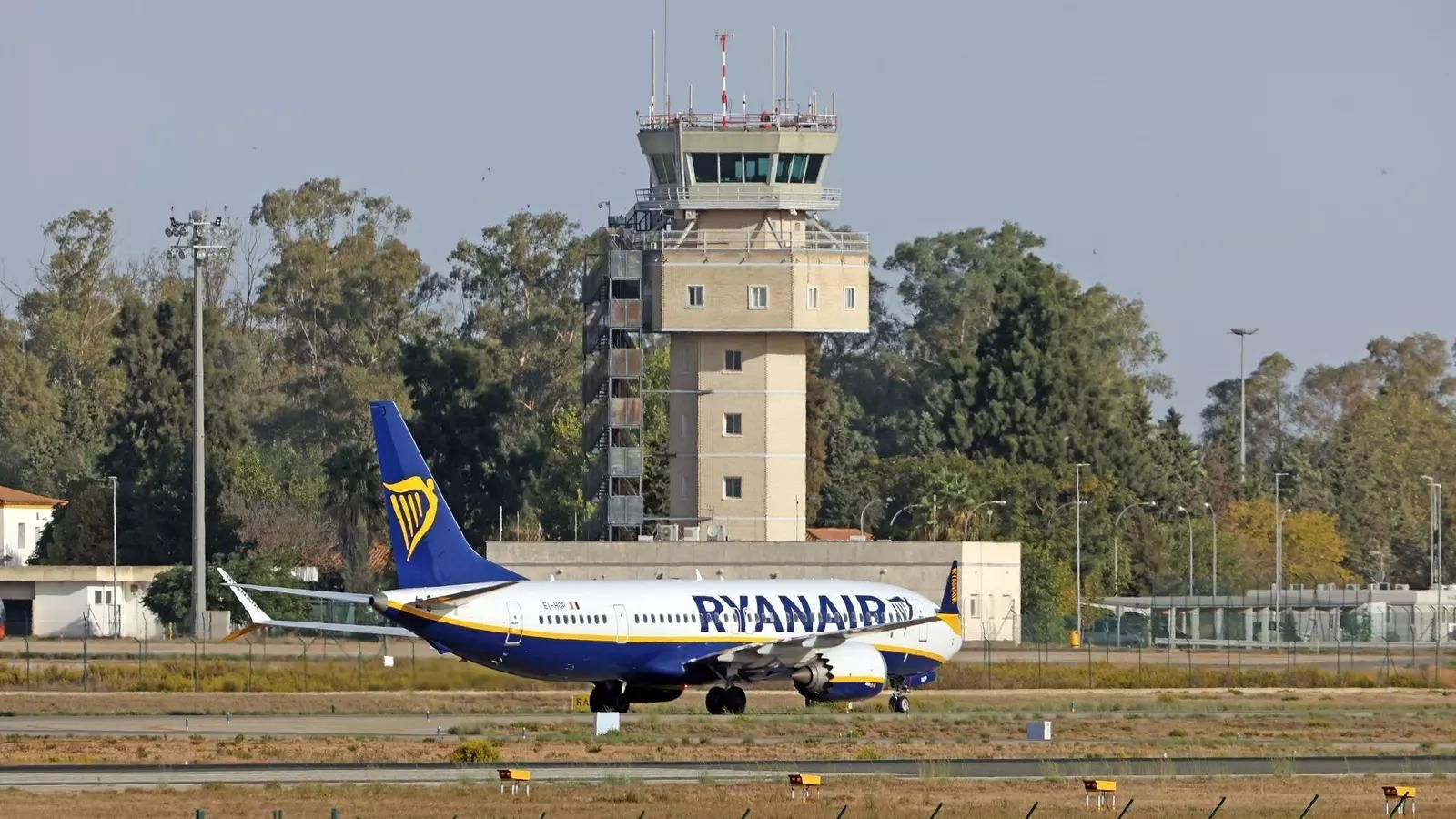 Un avión de Ryanair junto a la torre de control del aeropuerto de Jerez.