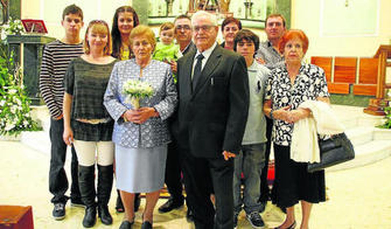 Rafael y Candelaria junto a su hijos, nietos y familiares tras volver a casarse.