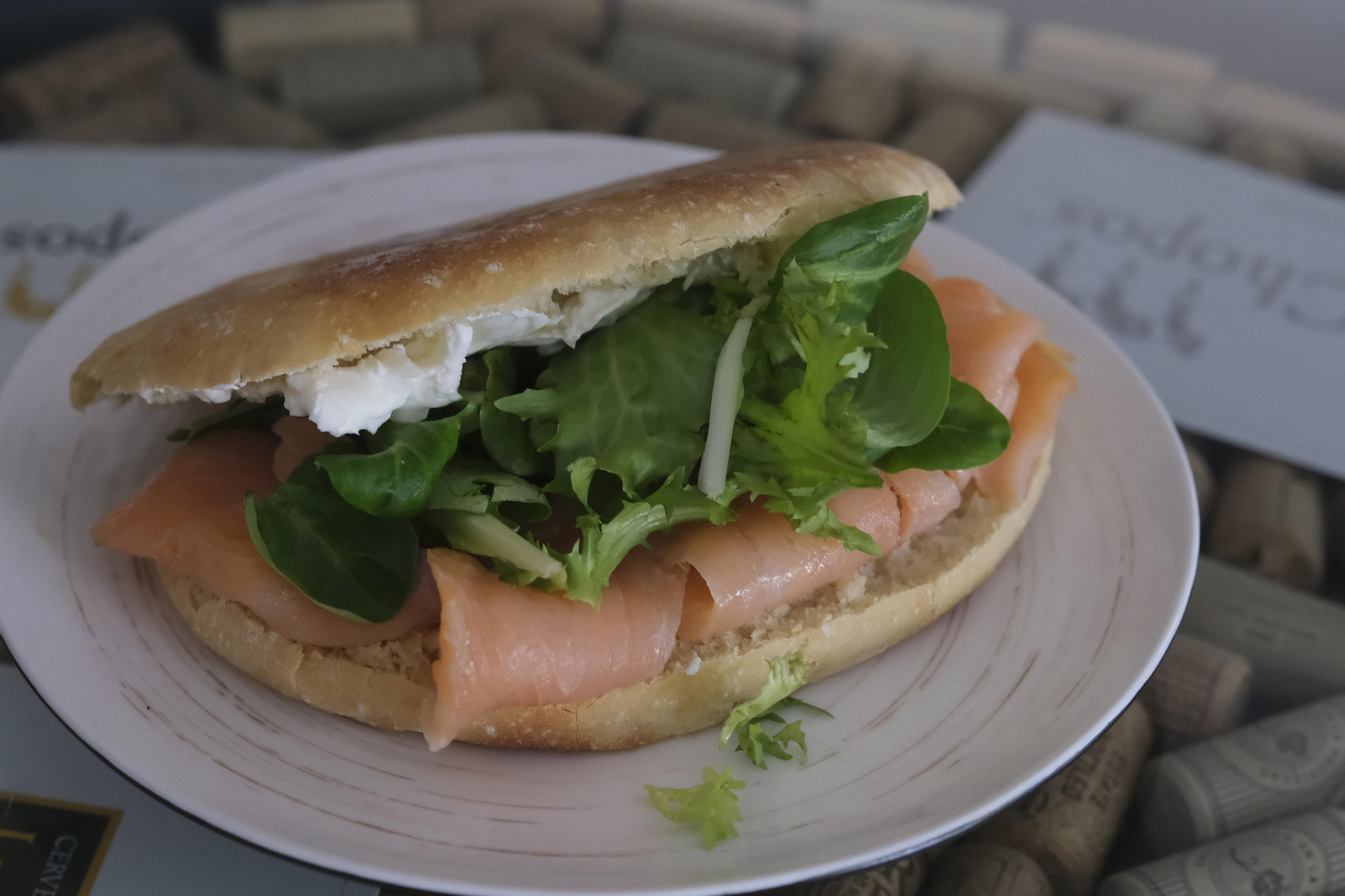 Los Chopos, el bar que convierte a los personajes ilustres de Córdoba en suculentos bocadillos