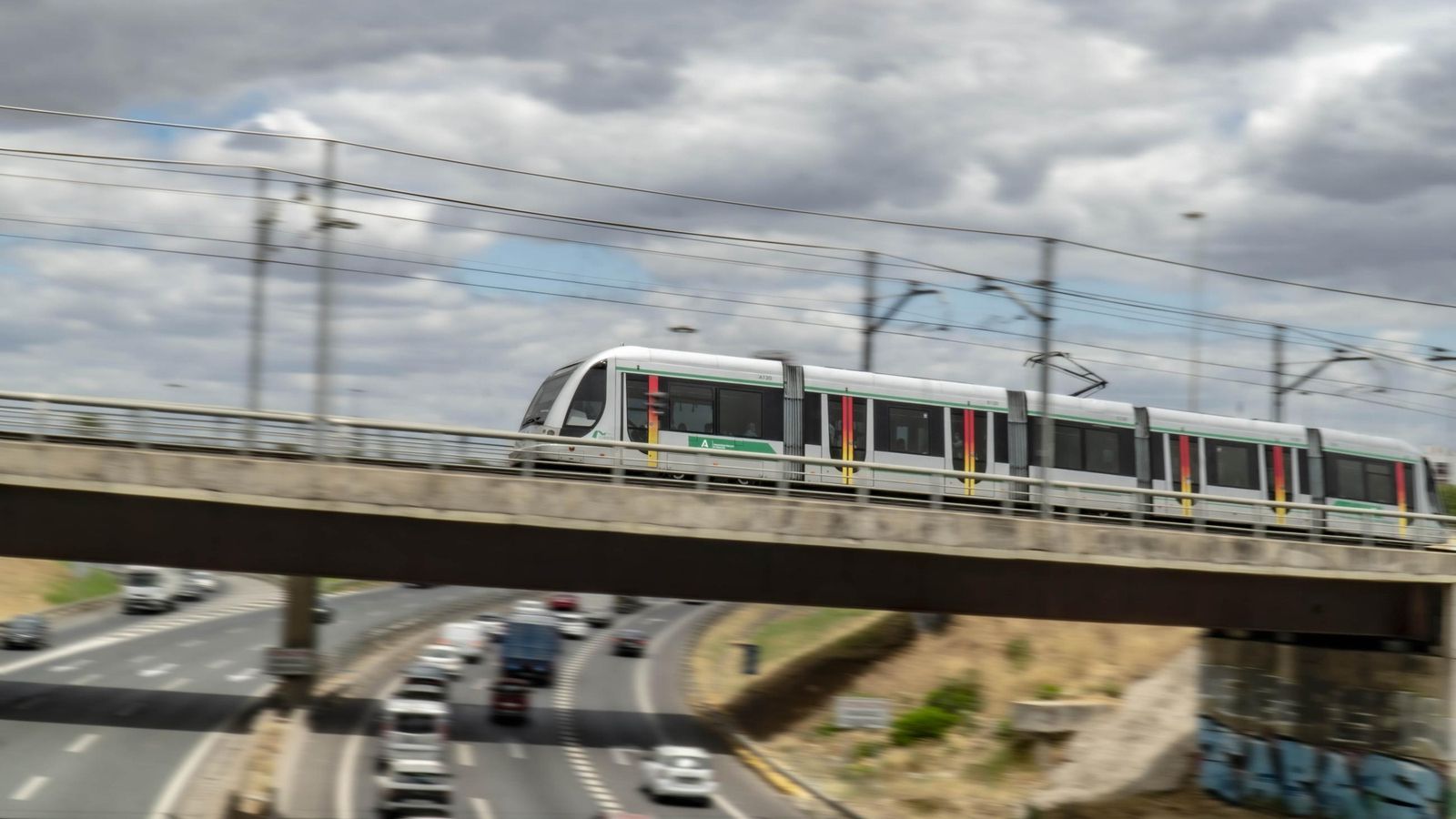 Un tren de la línea 1 de Metro circula a la altura de la SE-30.