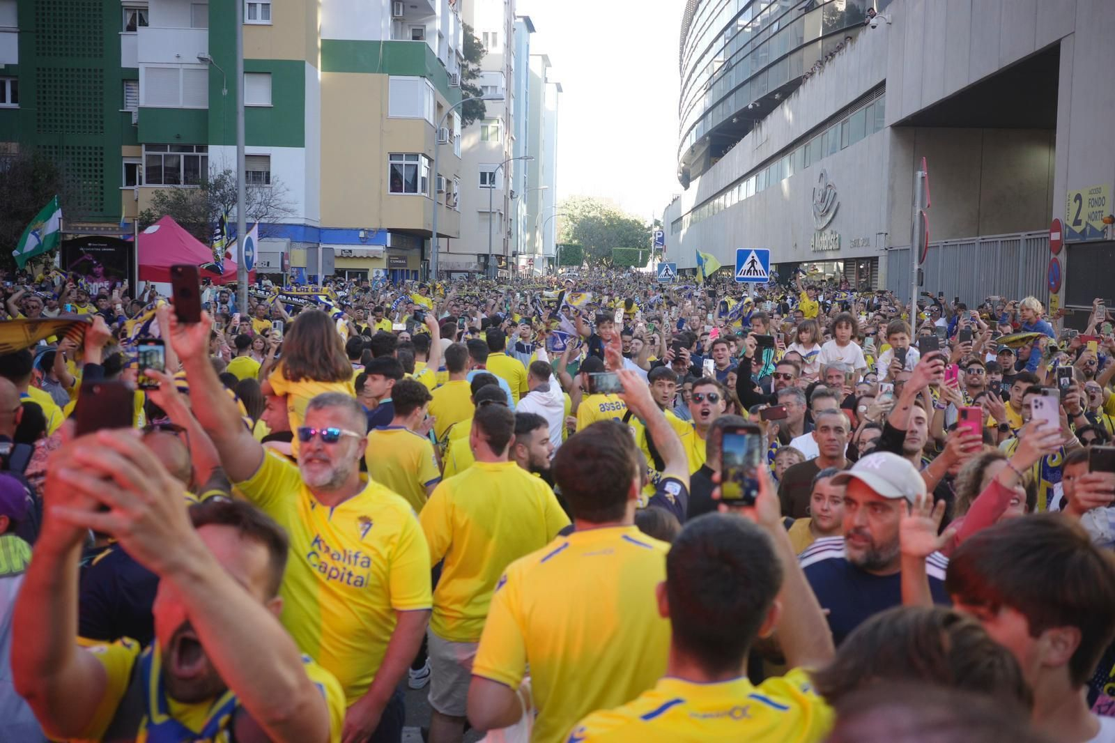 Espectacular recibimiento al Cádiz antes del partido contra el Real Madrid