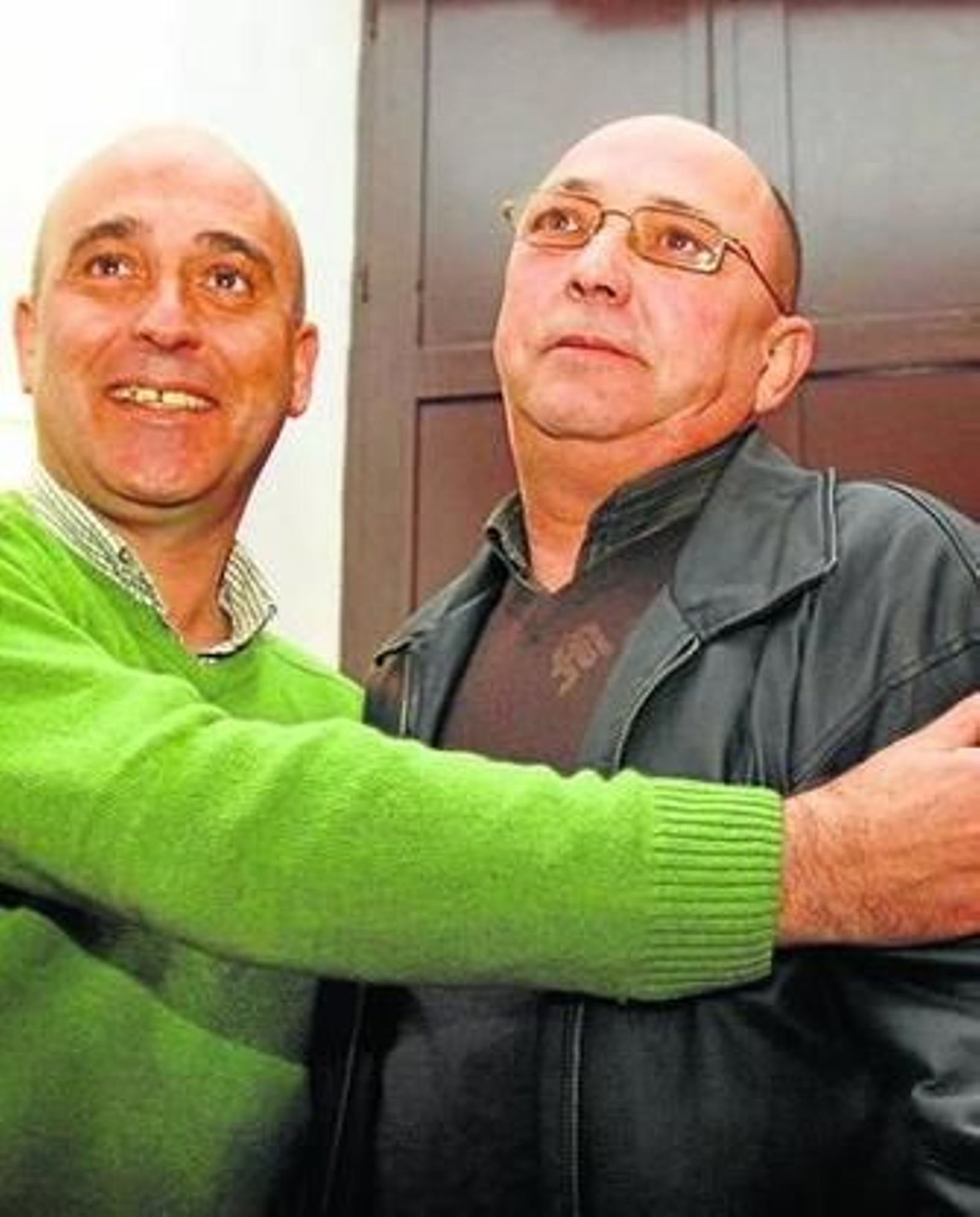 Óscar Román (izda.) abraza a su sucesor en la Alcaldía, Francisco Luque.