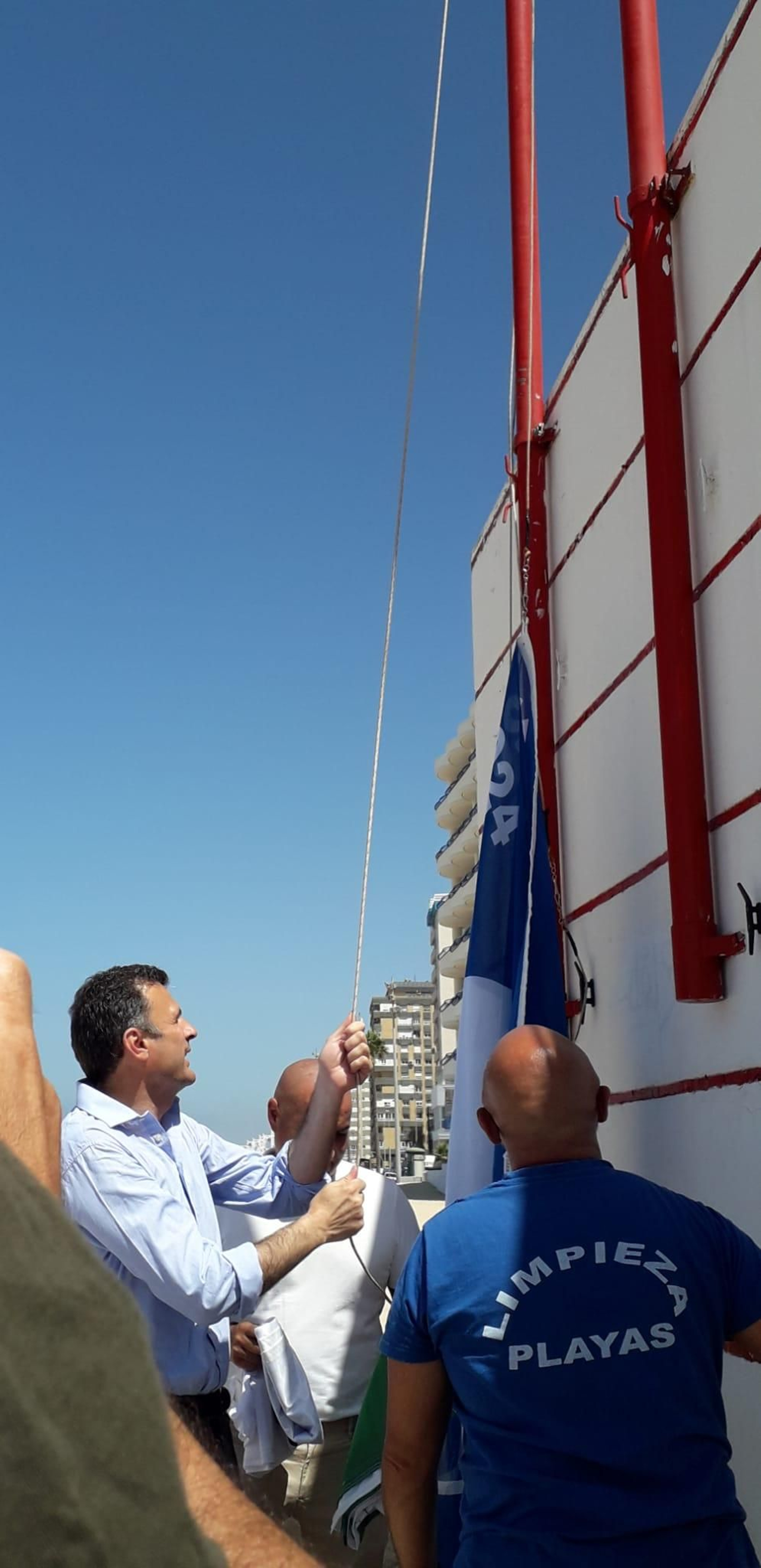 Otra imagen de Bruno García izando la Bandera Azul en La Victoria.