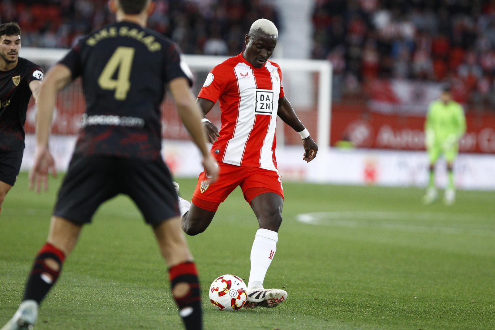 Lopy se dispone a realizar un pase en largo durante el encuentro de Copa del Rey contra el Sevilla.