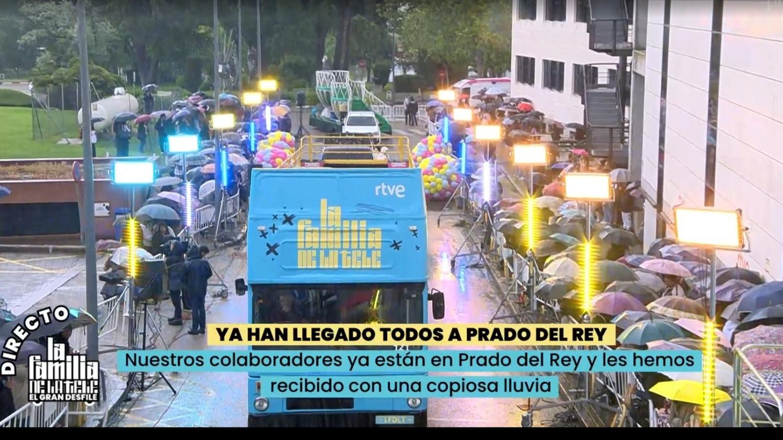 Los vehículos de 'La familia de la tele' a la espera de desfilar por Prado del Rey
