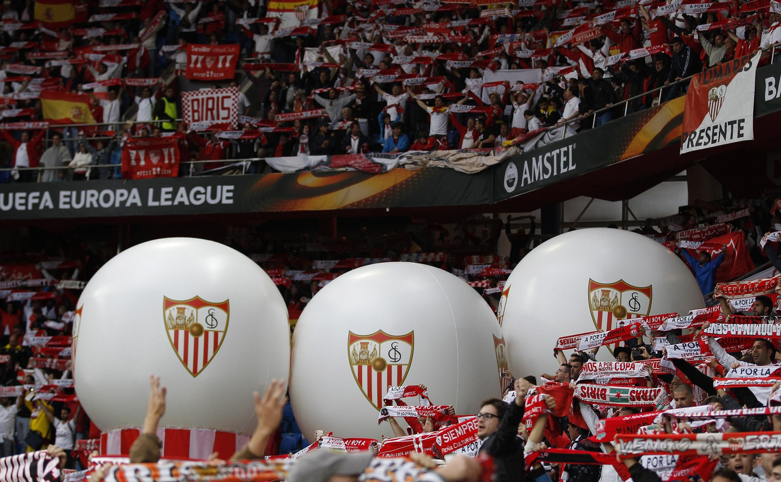Imagen de la grada sevillista en St. Jakob Park, el 18 de mayo de 2016, antes del Liverpool-Sevilla.