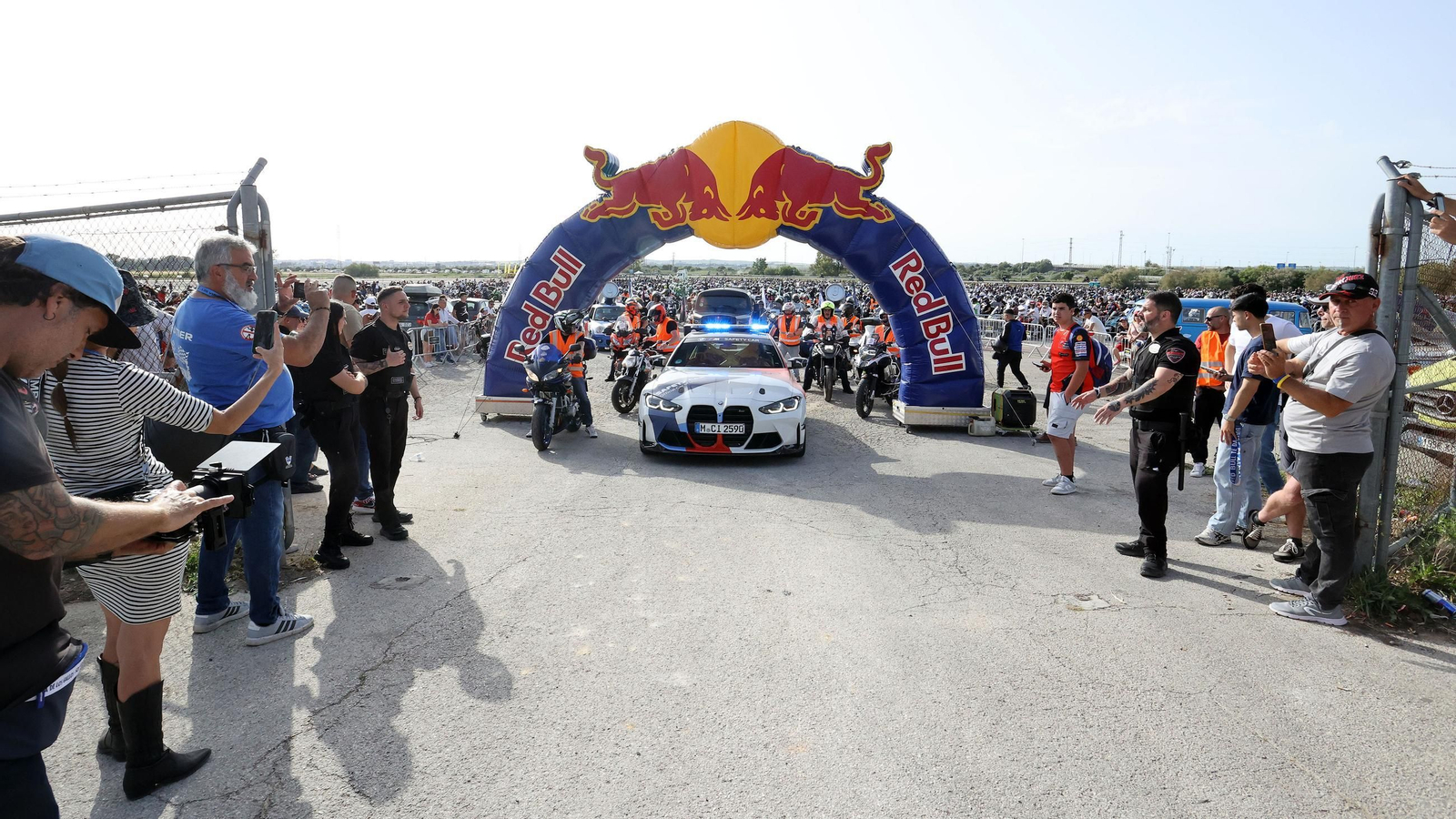 Salida de la caravana motera desde el Circuito de Jerez - Ángel Nieto Salida de la caravana motera desde el Circuito de Jerez - Ángel Nieto