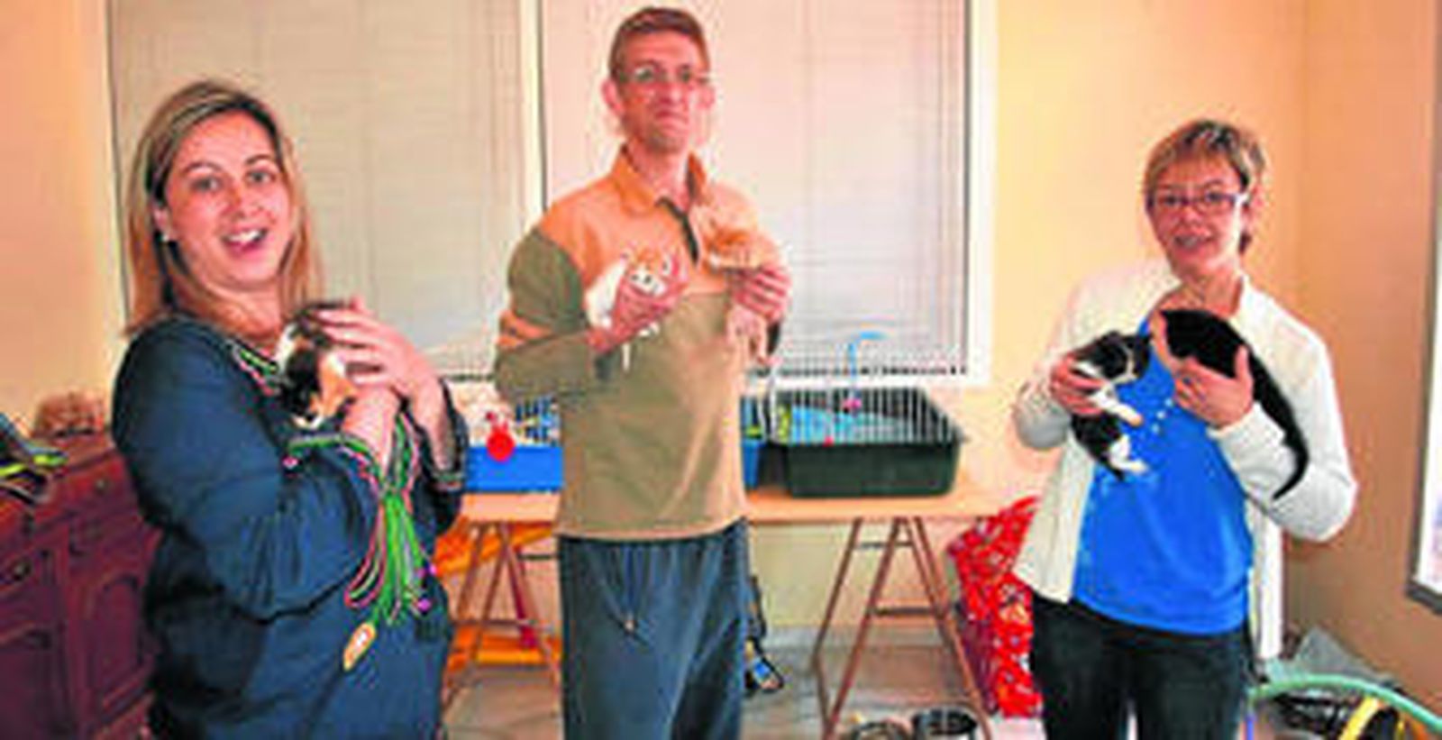 Voluntarios de la organización con animales en una de las sedes.