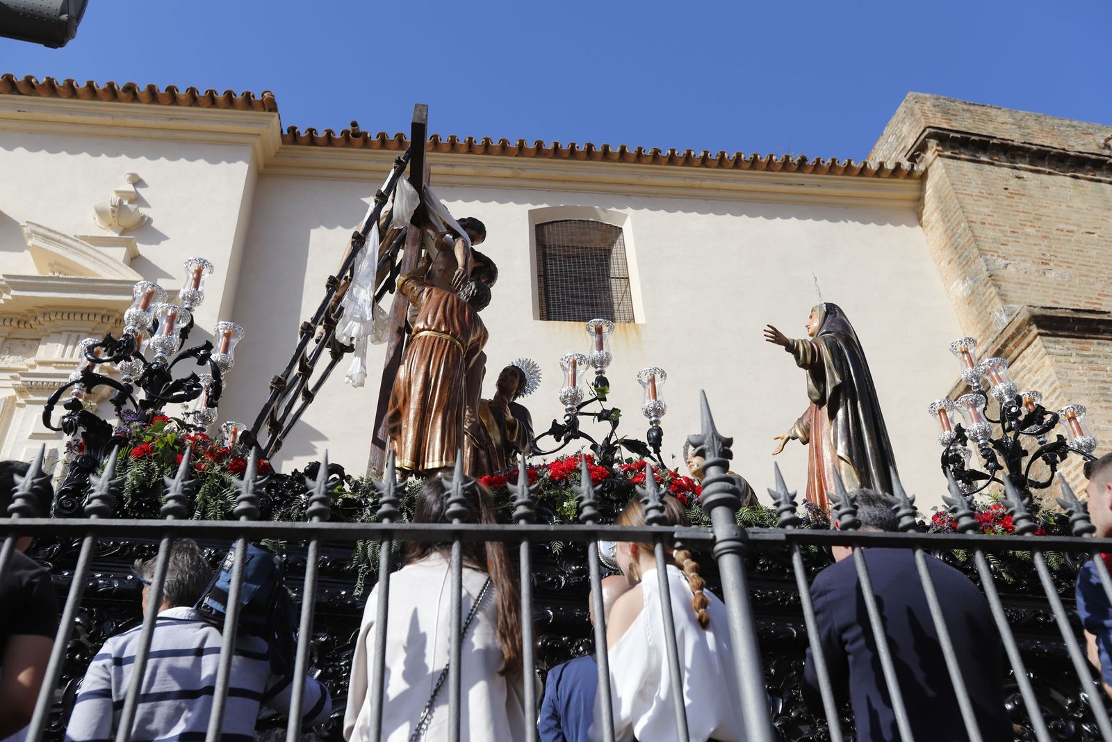 La Hermandad del Descendimiento en su recorrido por las calles de Huelva el Viernes Santo